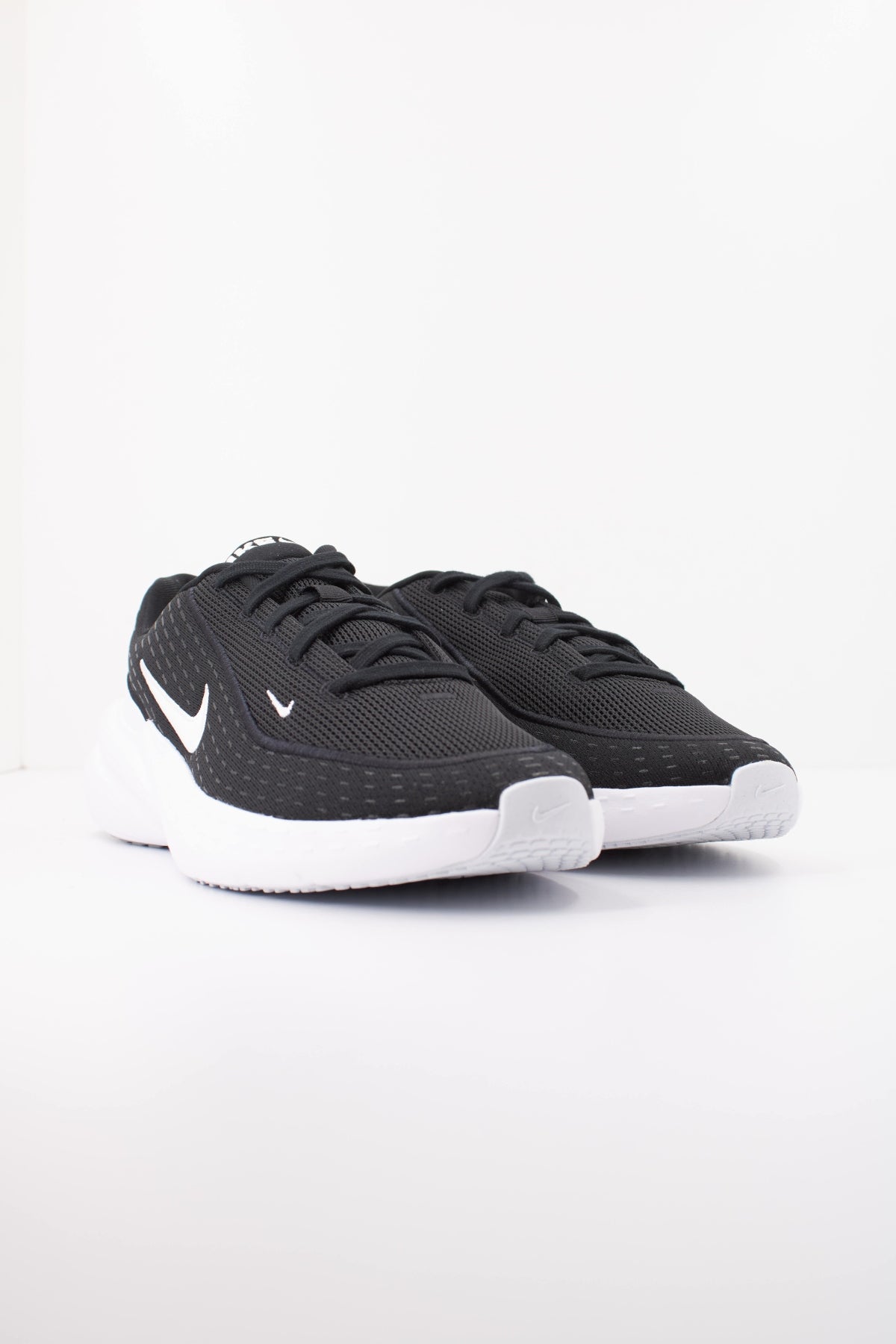 NIKE NIKE UPLIFT SC en color NEGRO  (2)
