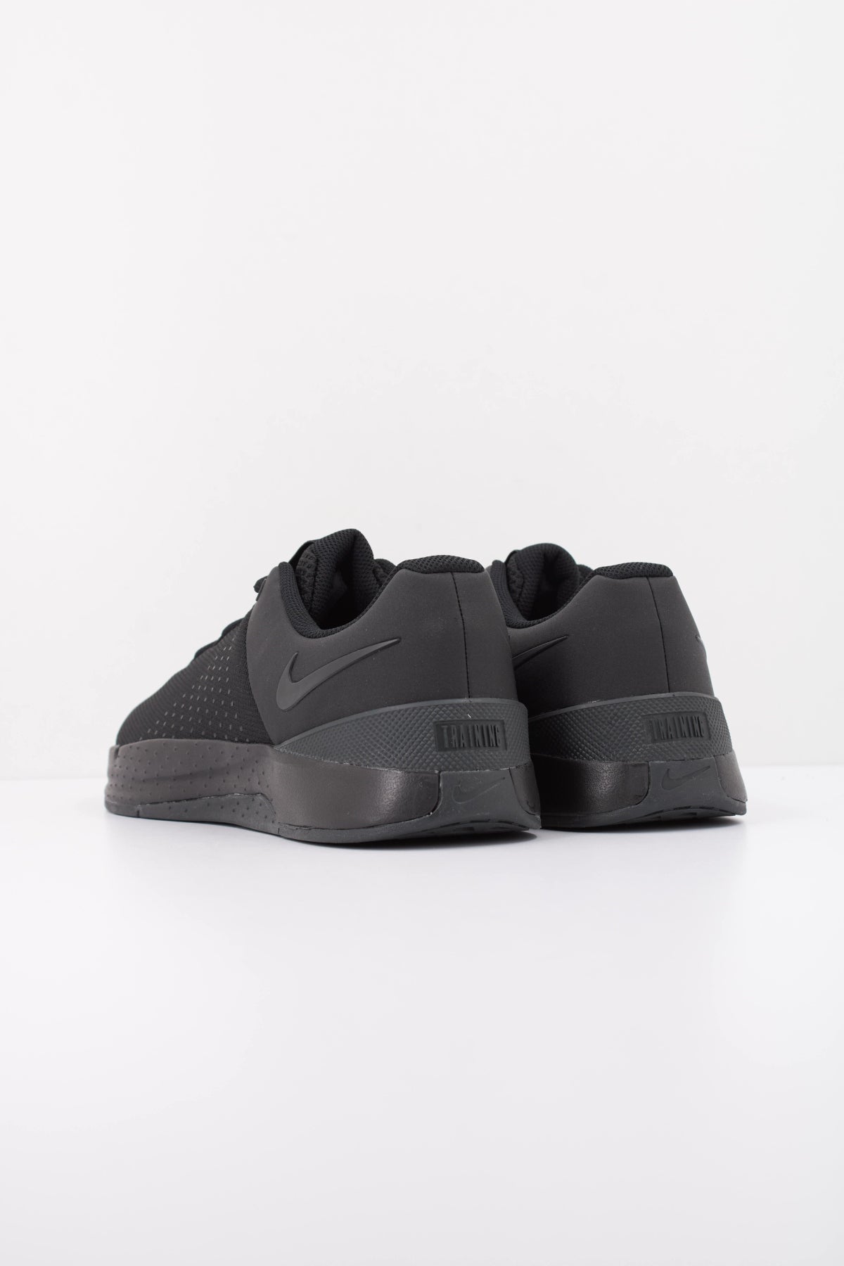 NIKE M NIKE MC TRAINER  en color NEGRO  (4)