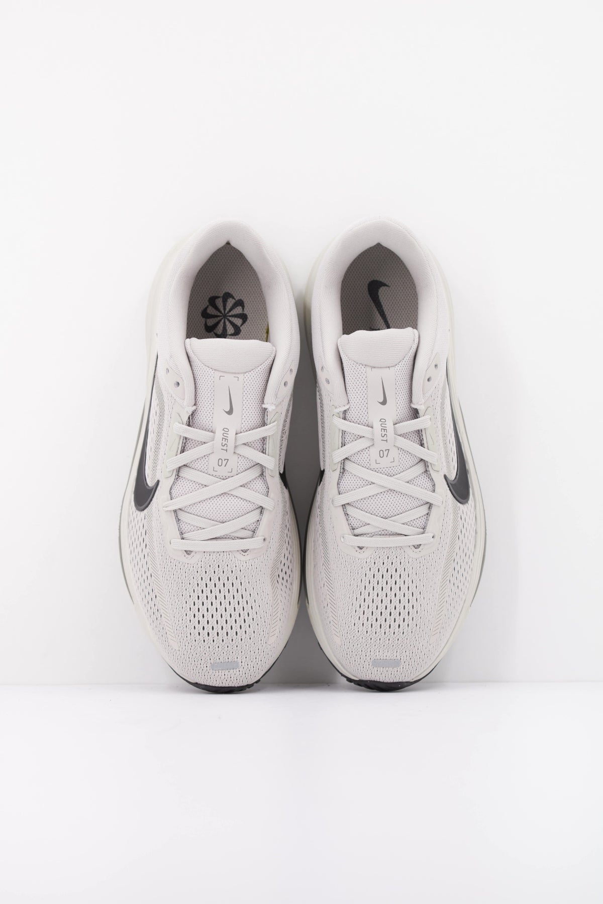 NIKE NIKE QUEST  en color GRIS  (3)