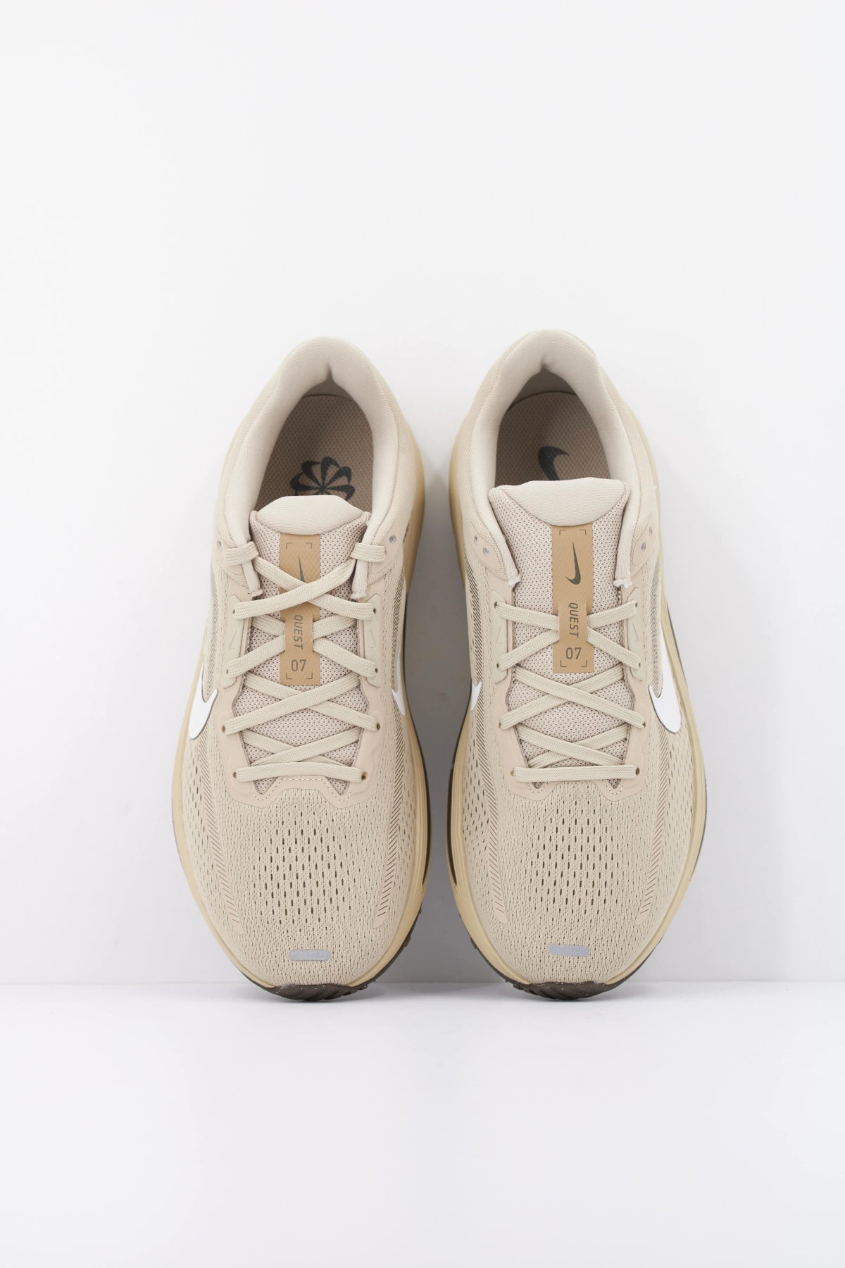 NIKE NIKE QUEST  en color BEIS  (3)