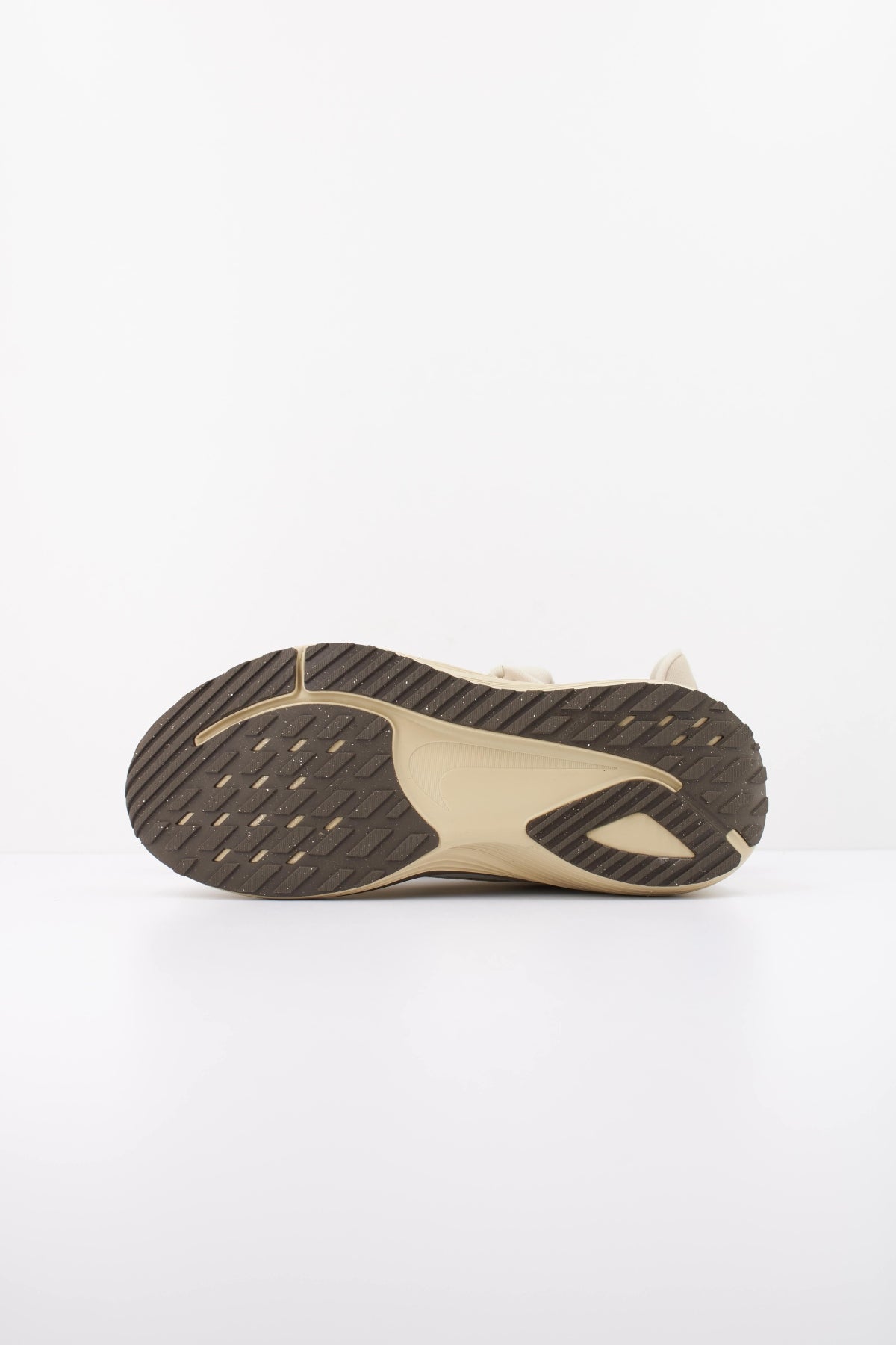 NIKE NIKE QUEST  en color BEIS  (5)