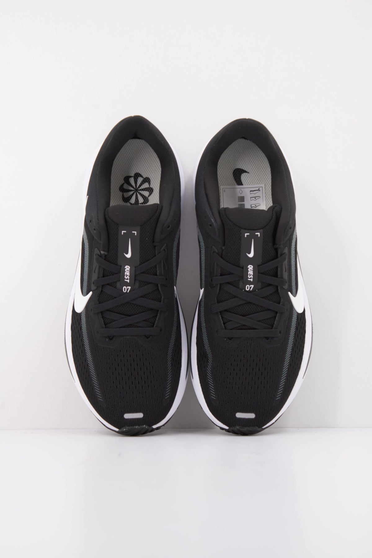 NIKE W NIKE QUEST  en color NEGRO  (3)