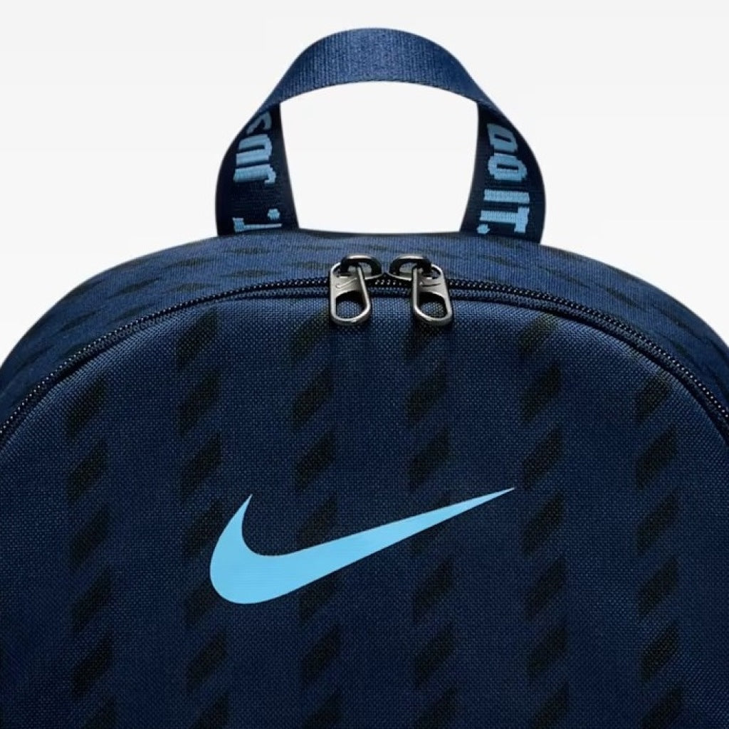 NIKE Y NK JDI MINI BKPK - SU AOP en color AZUL  (5)