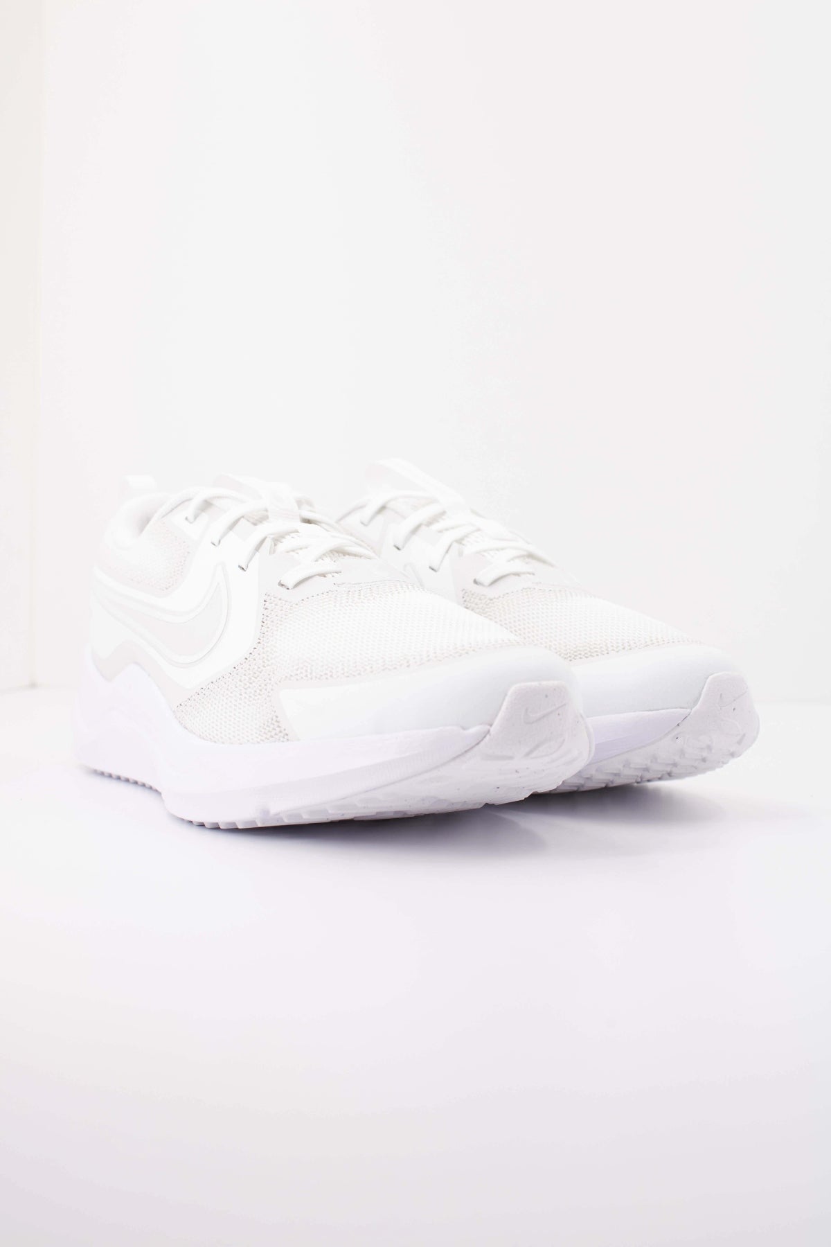 NIKE NIKE COSMIC RUNNER GS en color BLANCO  (2)