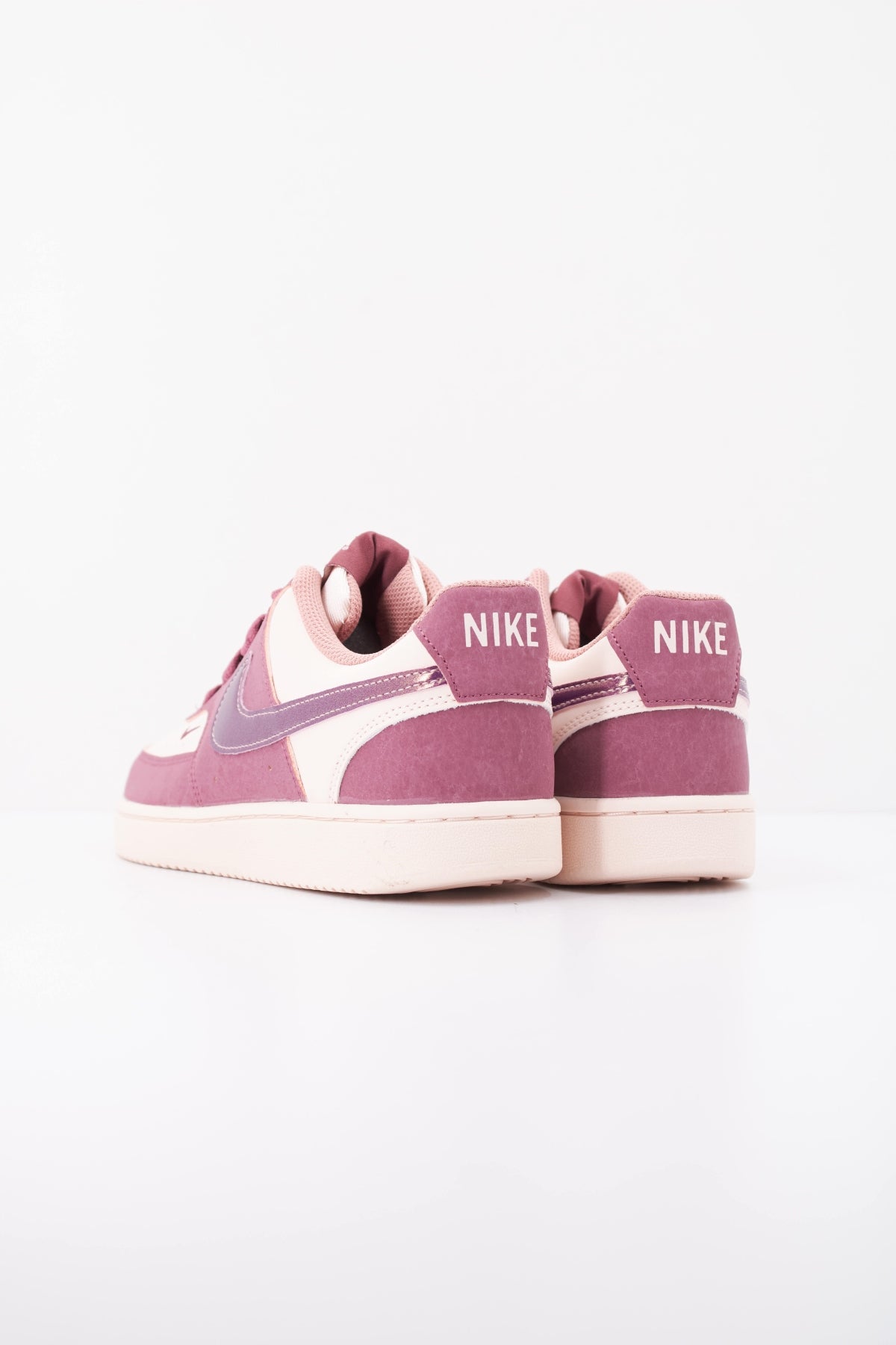 NIKE W NIKE COURT VISION LO LX en color BURDEOS  (4)