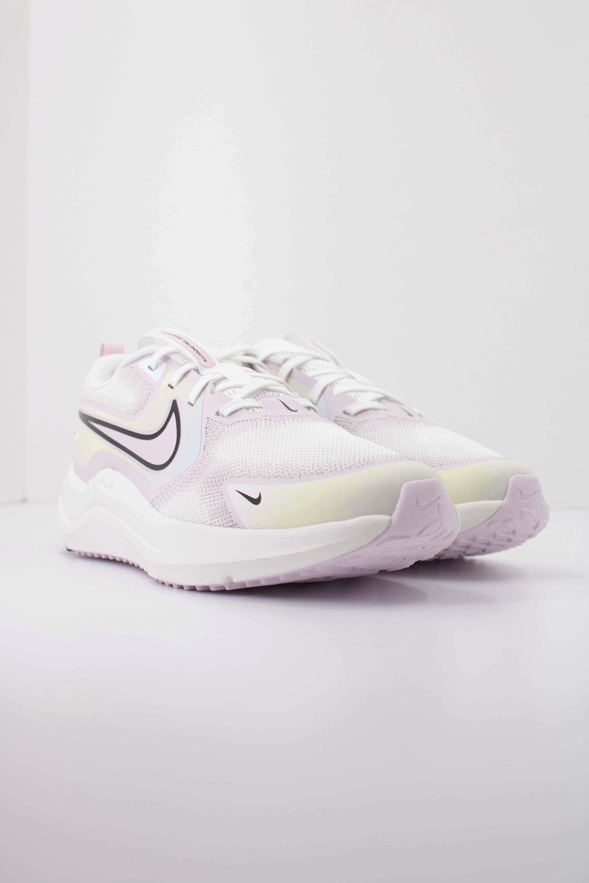 NIKE NIKE COSMIC RUNNER SE  GS en color BLANCO  (2)