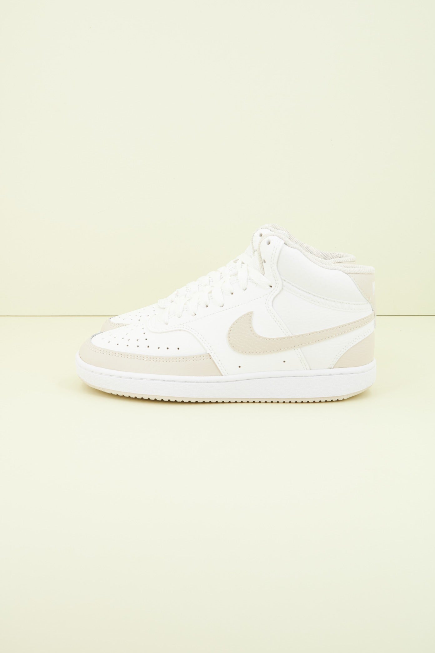 NIKE  COURT VISION MID en color MARRON  (1)