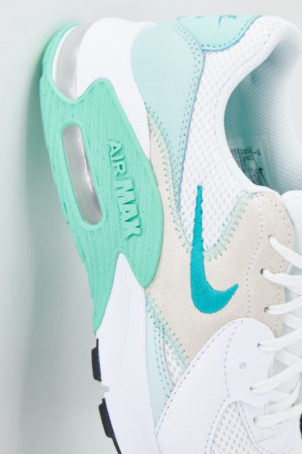 NIKE MAX EXCEEE en color VERDE  (3)