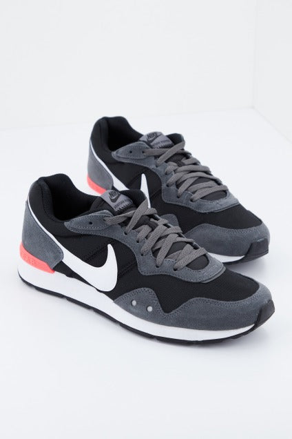 NIKE VENTURE RUNNER en color GRIS  (1)