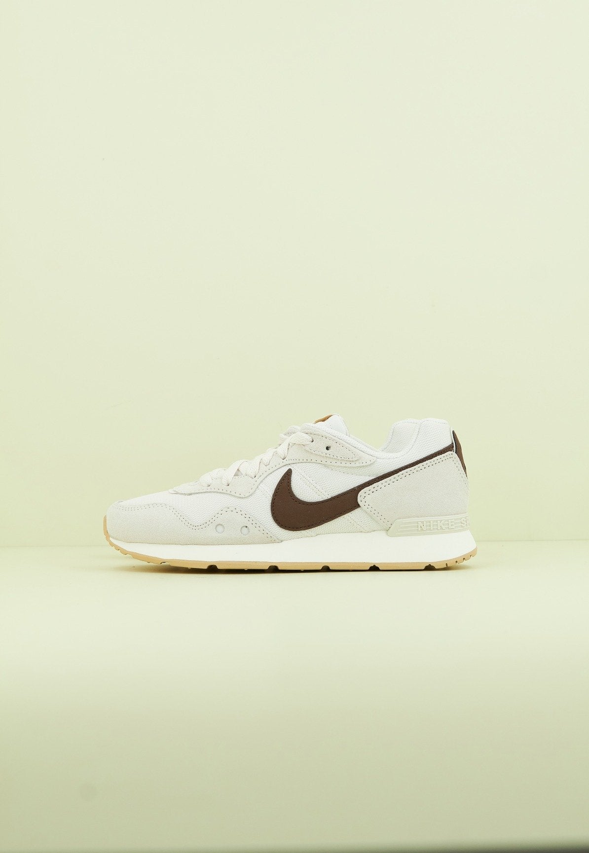 NIKE VENTURE RUNNER WOMEN'S en color BEIS  (1)