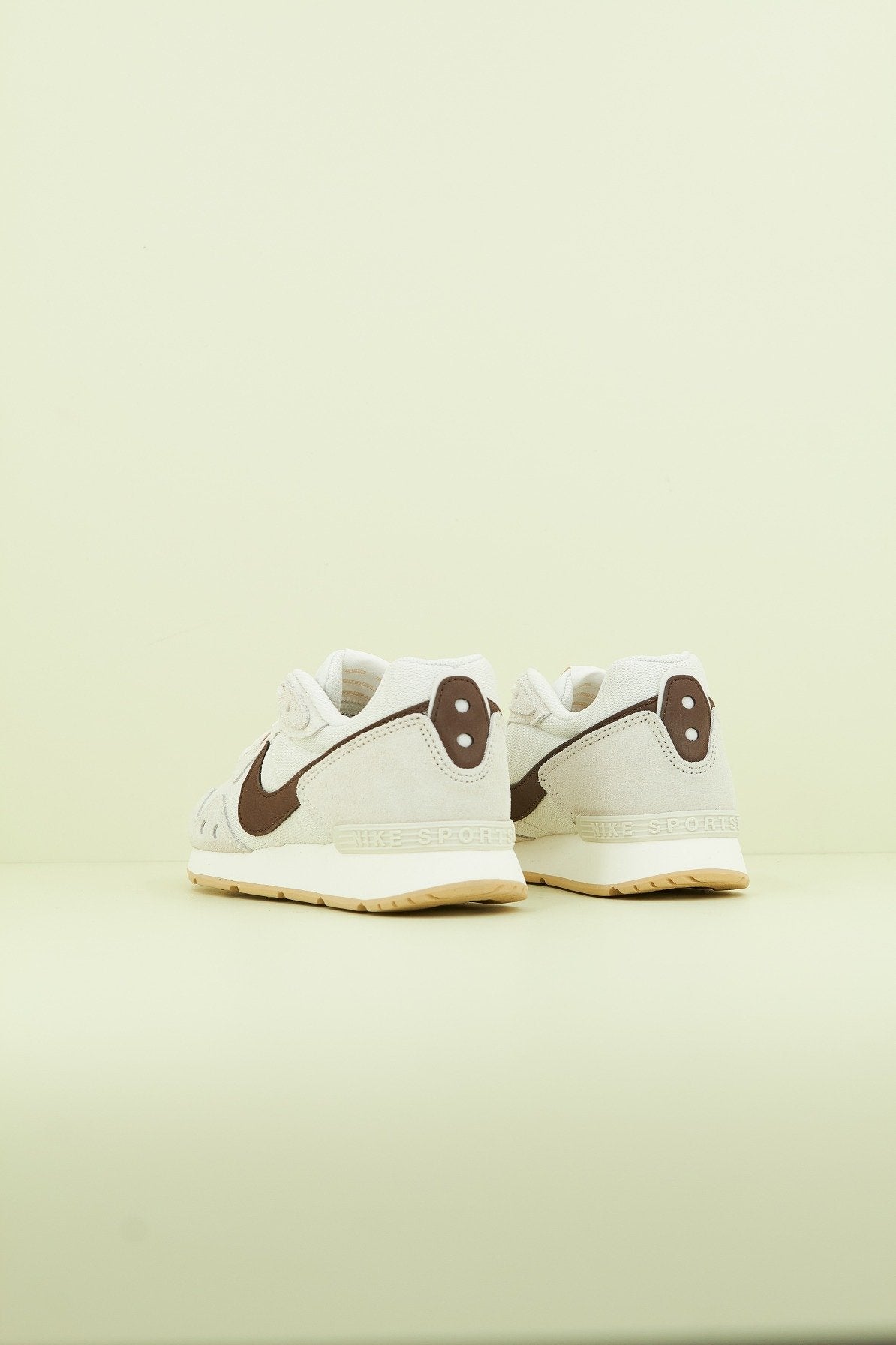 NIKE VENTURE RUNNER WOMEN'S en color BEIS  (3)