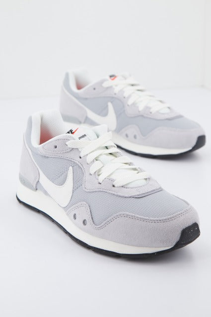 NIKE VENTURE RUNNER  en color GRIS  (1)