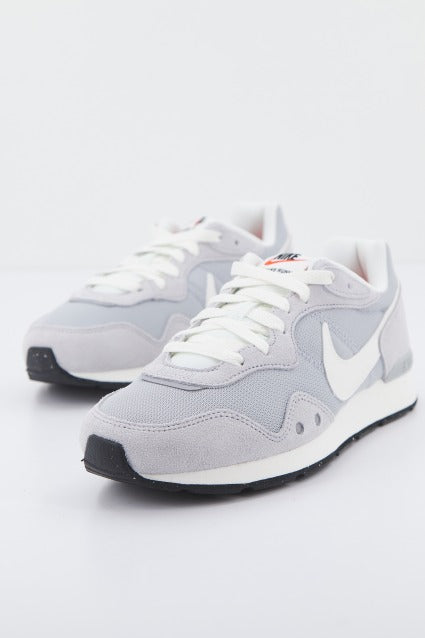 NIKE VENTURE RUNNER  en color GRIS  (2)