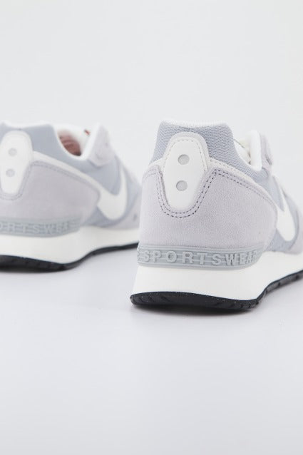 NIKE VENTURE RUNNER  en color GRIS  (3)