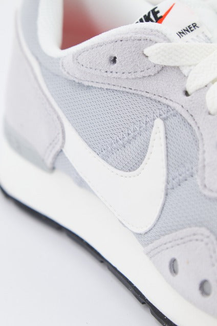 NIKE VENTURE RUNNER  en color GRIS  (4)
