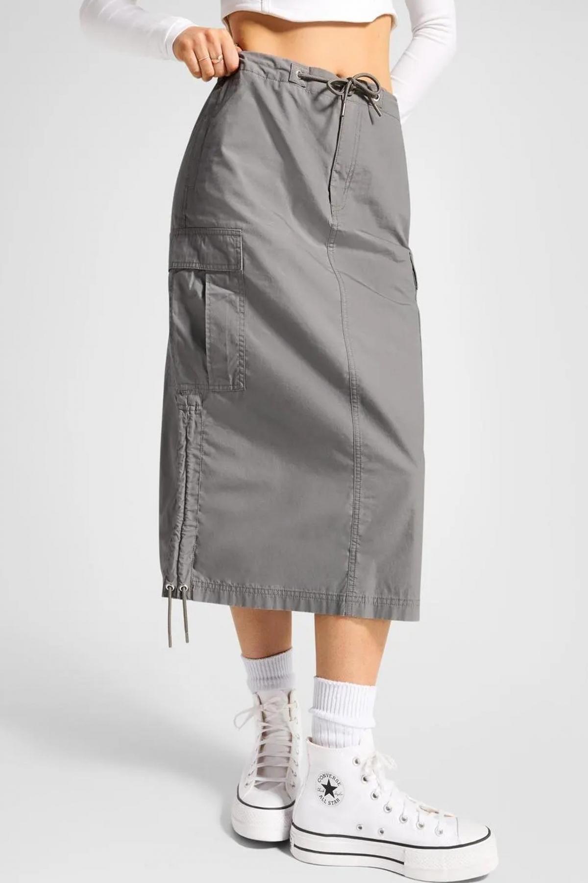CONVERSE LONG WOWEN CARGO SKIRT SHARKSKIN en color GRIS  (1)