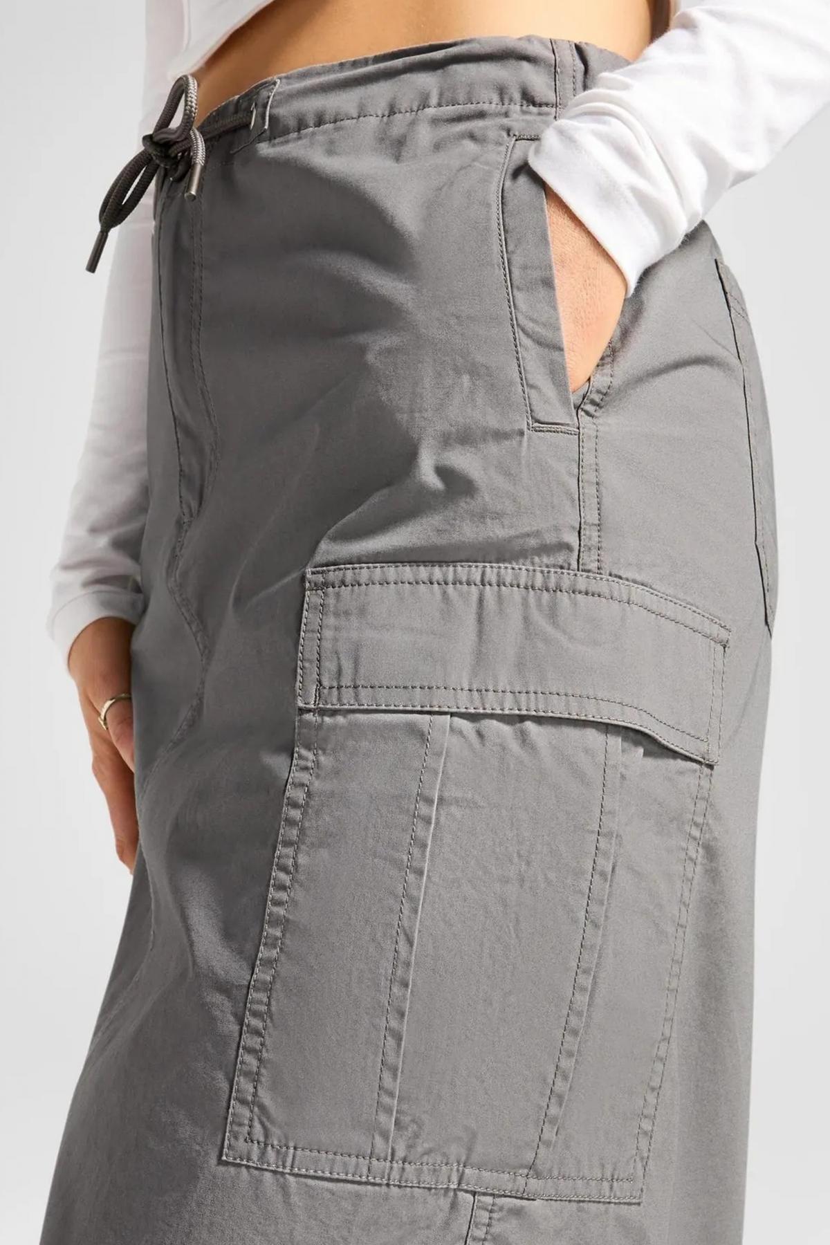 CONVERSE LONG WOWEN CARGO SKIRT SHARKSKIN en color GRIS  (3)