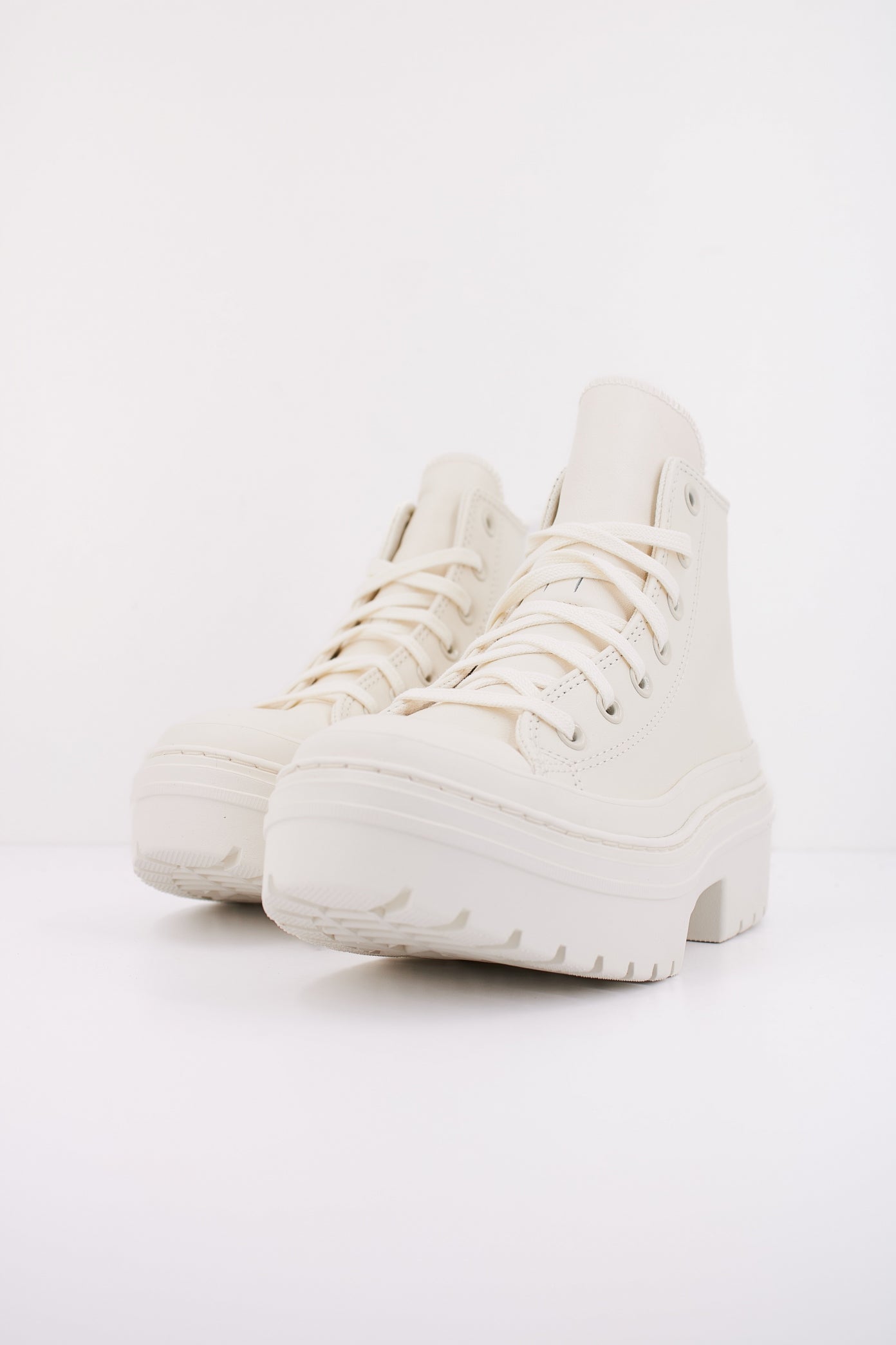 CONVERSE CHUCK TAYLOR ALL STAR LUGGED HEEL LEATHER PLATFORM en color BLANCO  (2)