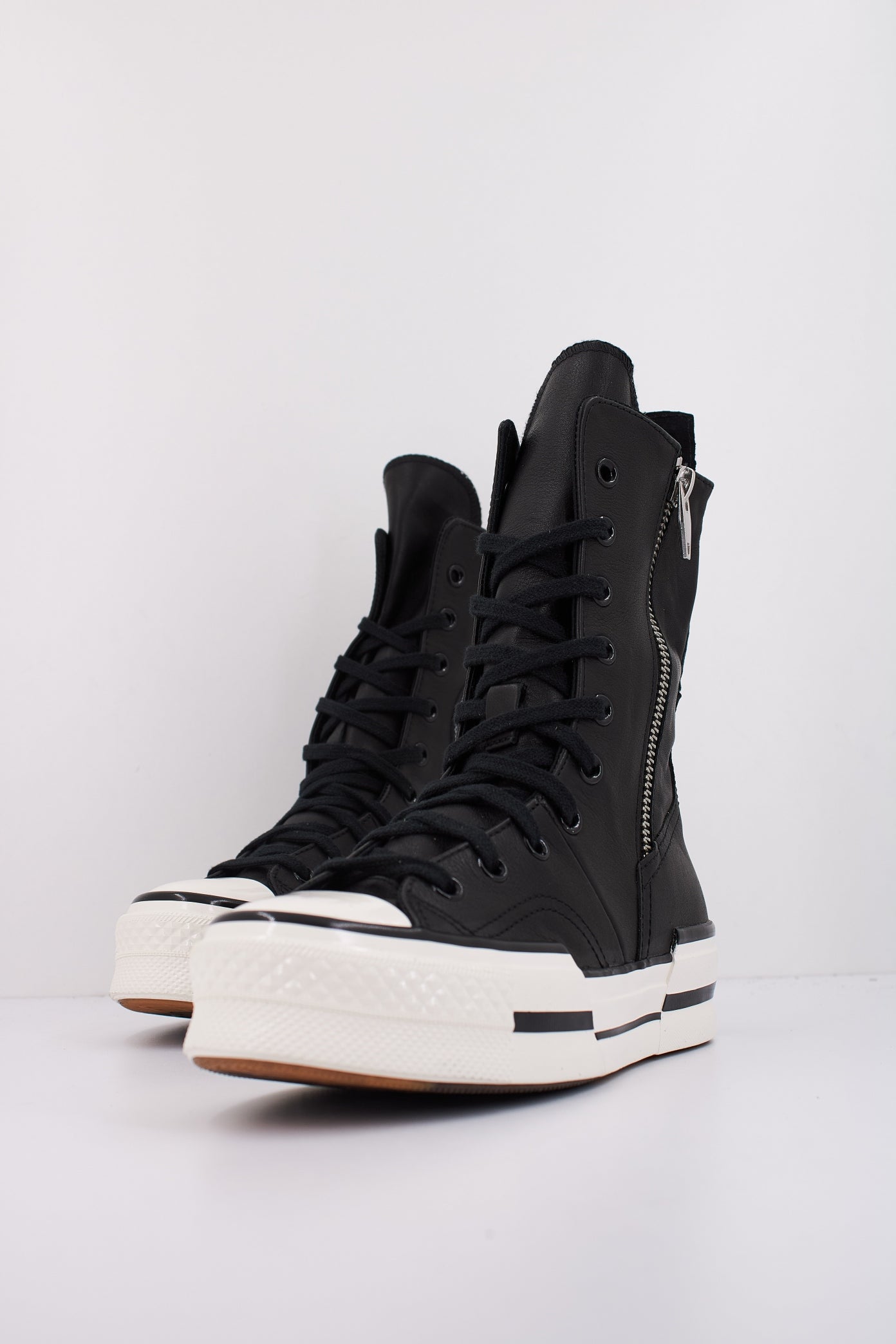 CONVERSE CHUCK  PLUS XHI LEATHER en color NEGRO  (2)