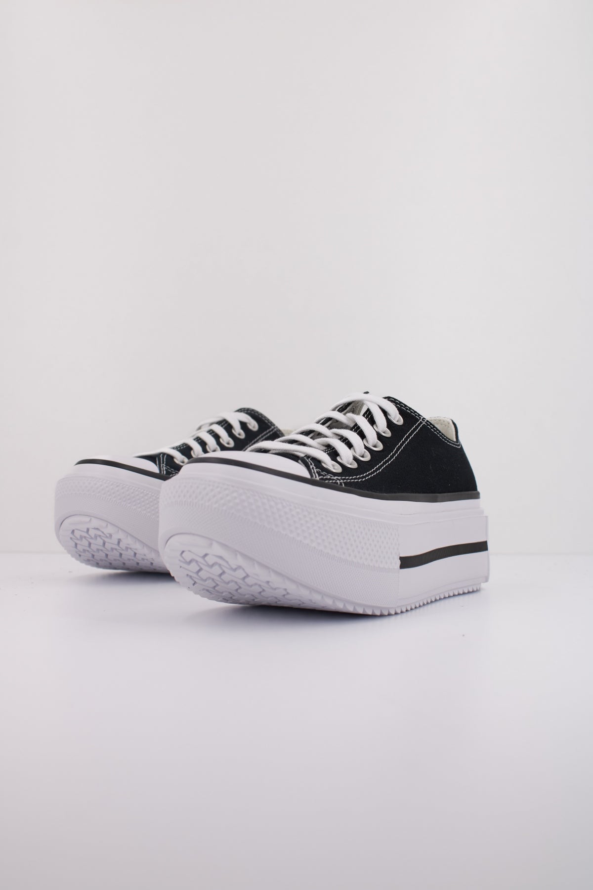 CONVERSE CHUCK TAYLOR ALL STAR LIFT DOUBLE STACK OX en color NEGRO  (2)