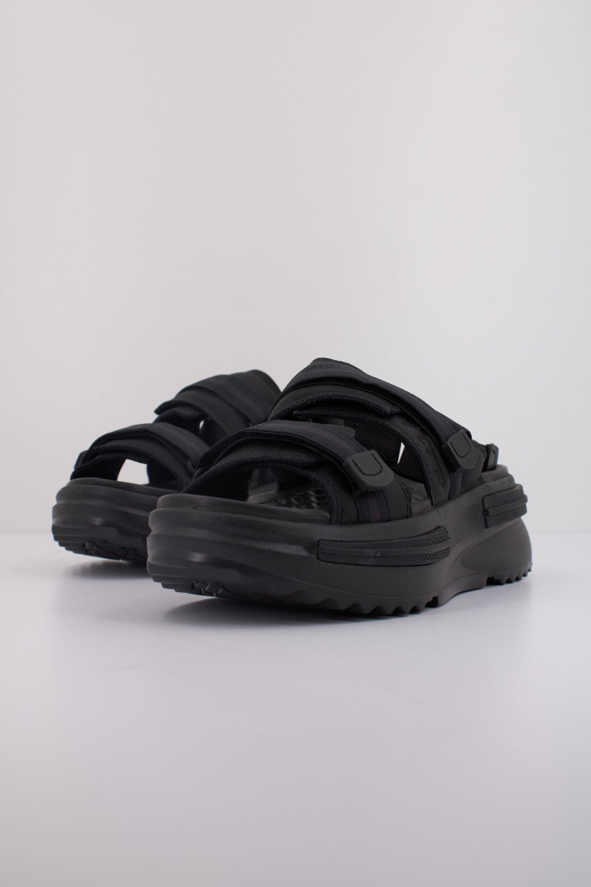 CONVERSE RUN STAR UTILITY SANDAL CX SLI en color NEGRO  (2)