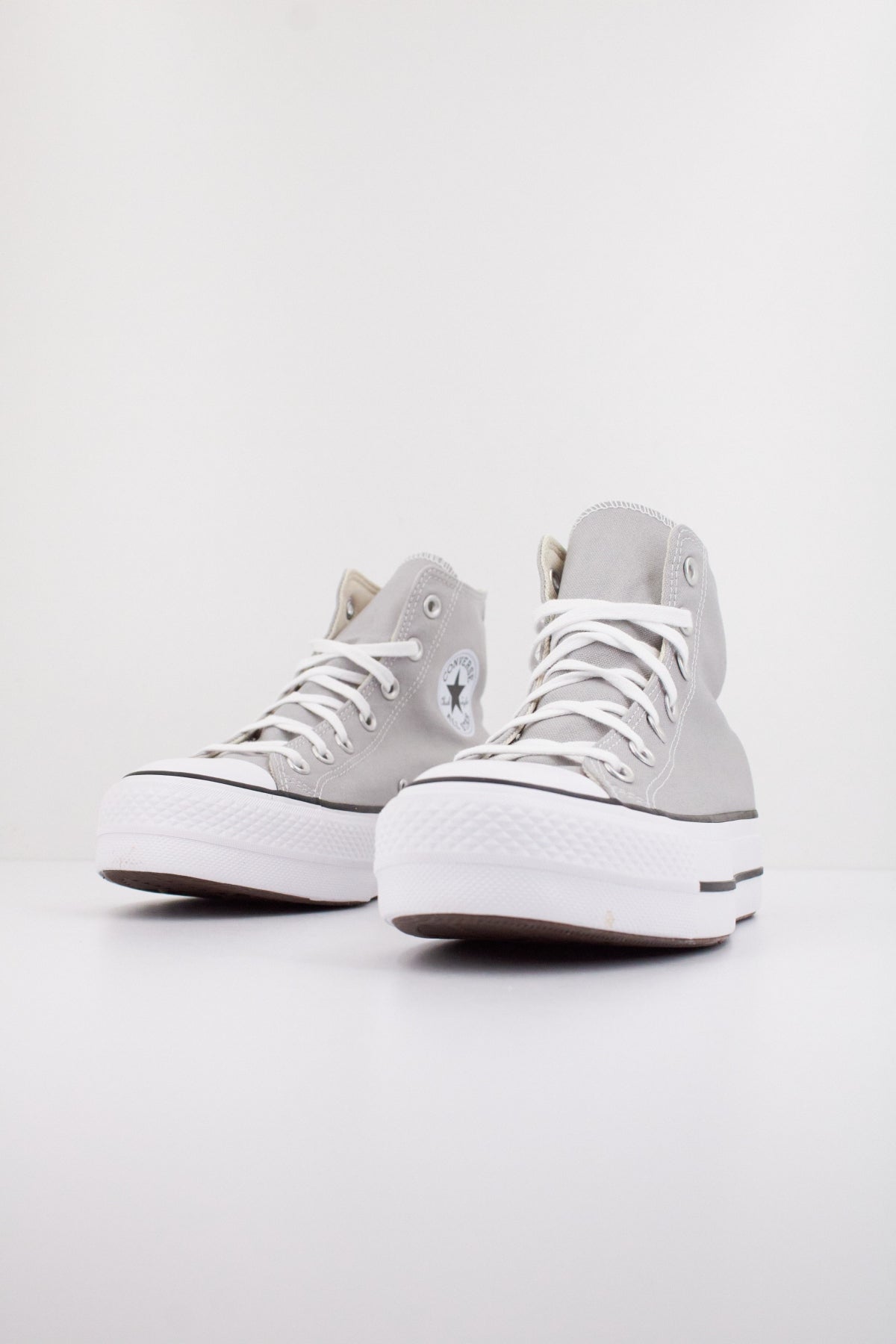 CONVERSE CHUCK TAYLOR ALL STAR LIFT en color GRIS  (2)