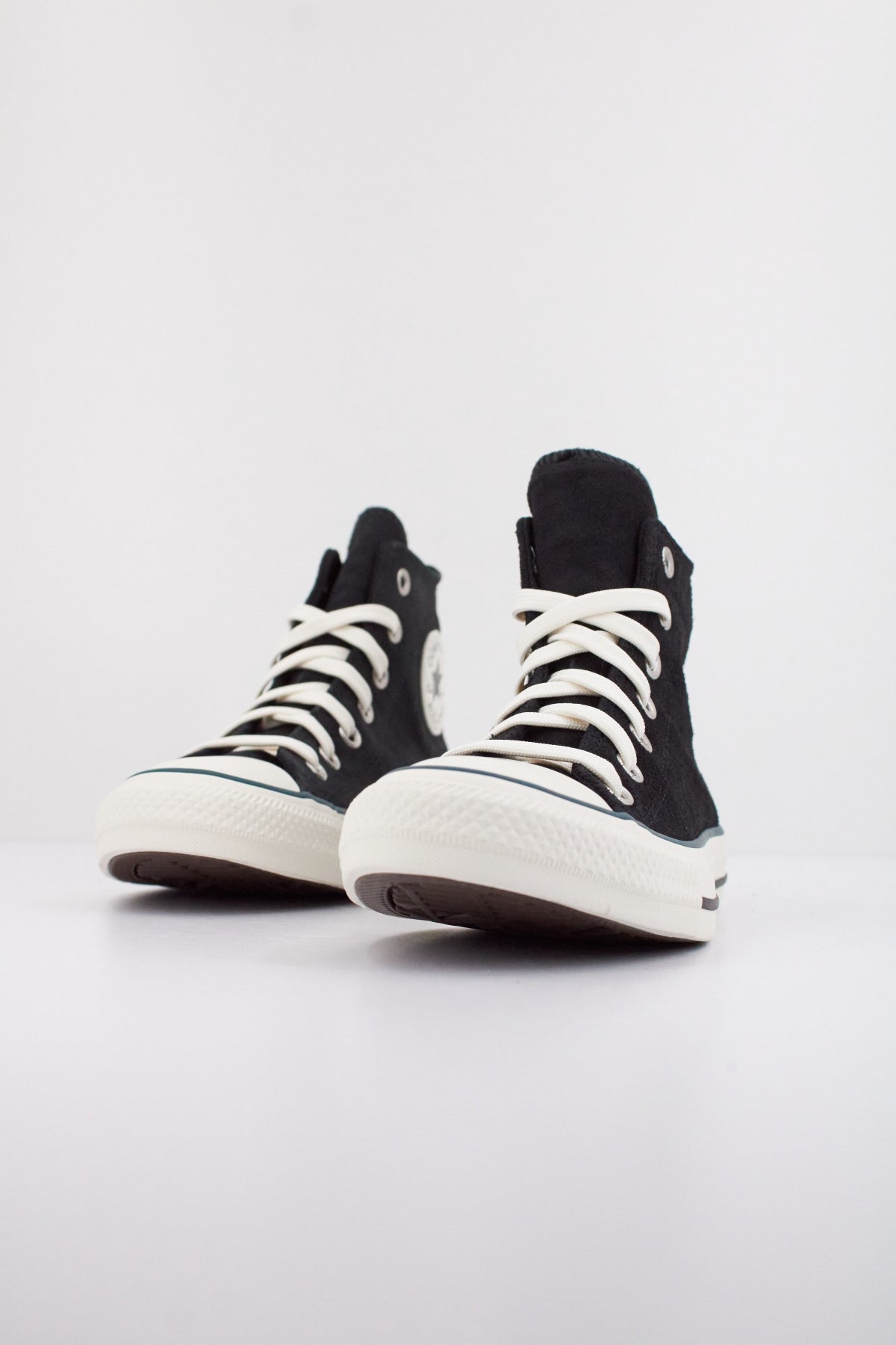 CONVERSE CHUCK TAYLOR ALL STAR CONTRAST SUEDE en color NEGRO  (2)