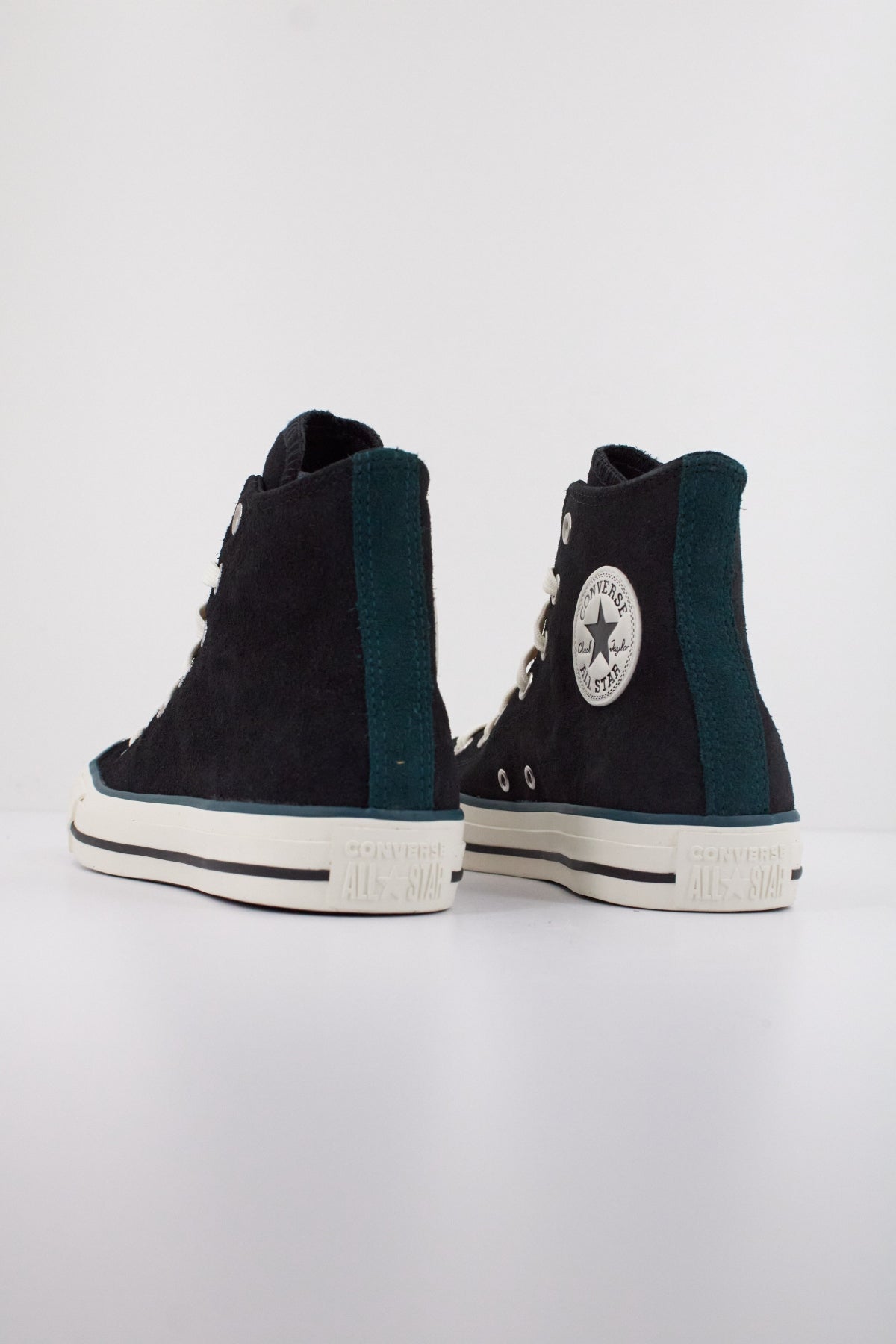 CONVERSE CHUCK TAYLOR ALL STAR CONTRAST SUEDE en color NEGRO  (4)