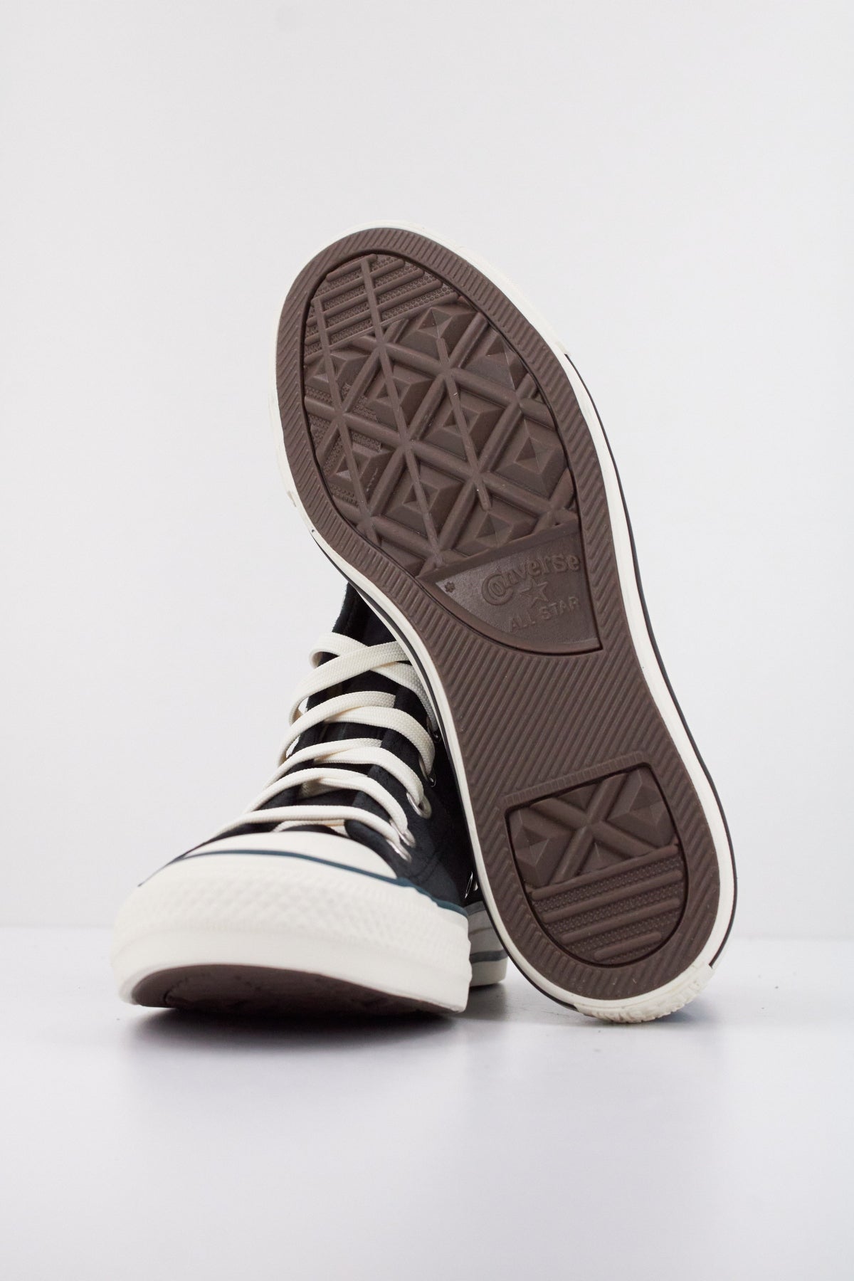 CONVERSE CHUCK TAYLOR ALL STAR CONTRAST SUEDE en color NEGRO  (5)