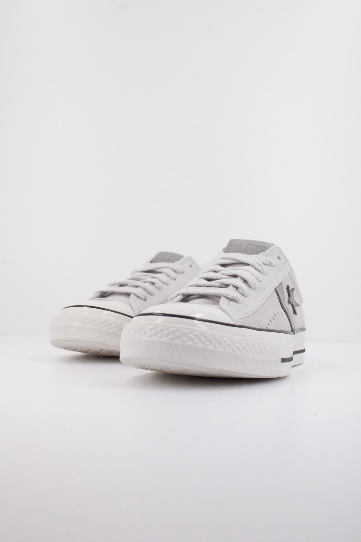 CONVERSE STAR PLAYER  SUEDE REMIX en color GRIS  (2)