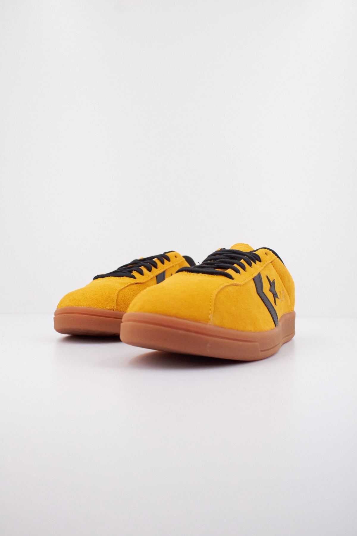 CONVERSE ALL STAR CLASSIC TRAINER SUEDE en color AMARILLO  (2)