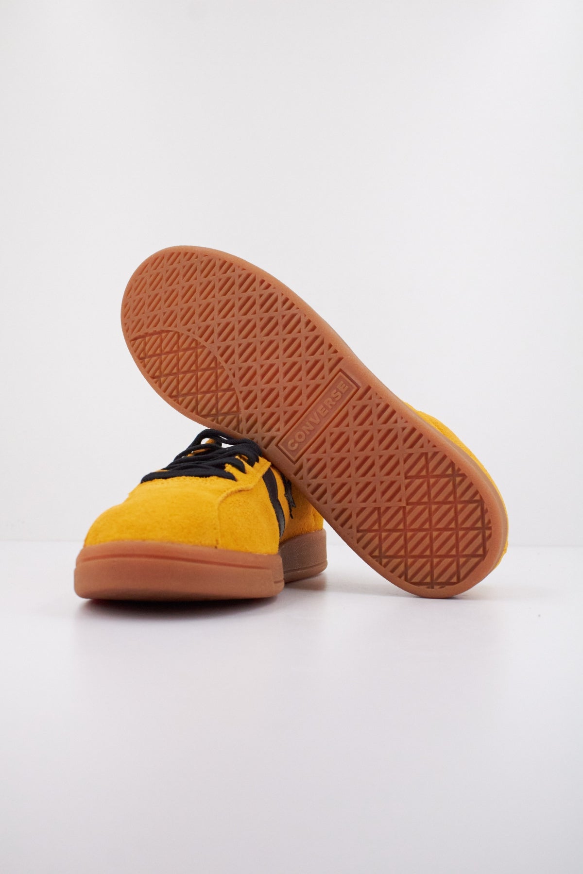 CONVERSE ALL STAR CLASSIC TRAINER SUEDE en color AMARILLO  (5)