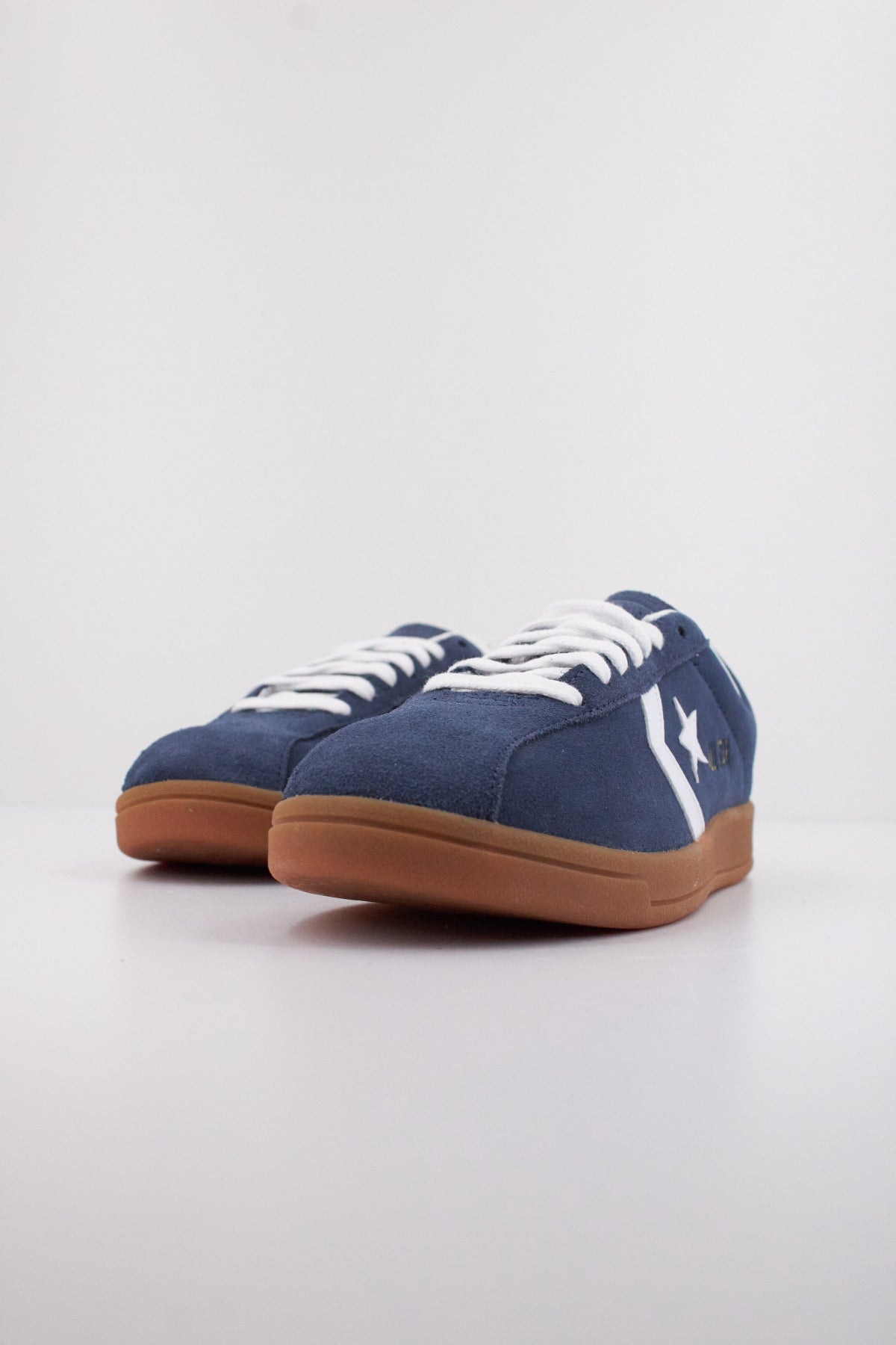 CONVERSE CLASSIC TRAINER SUEDE en color AZUL  (2)