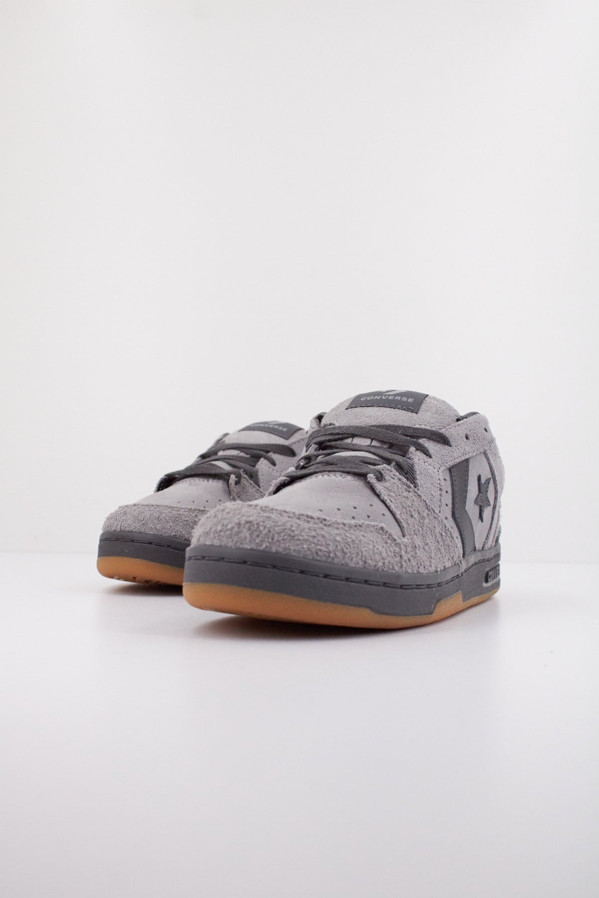 CONVERSE CL SUEDE en color GRIS  (2)