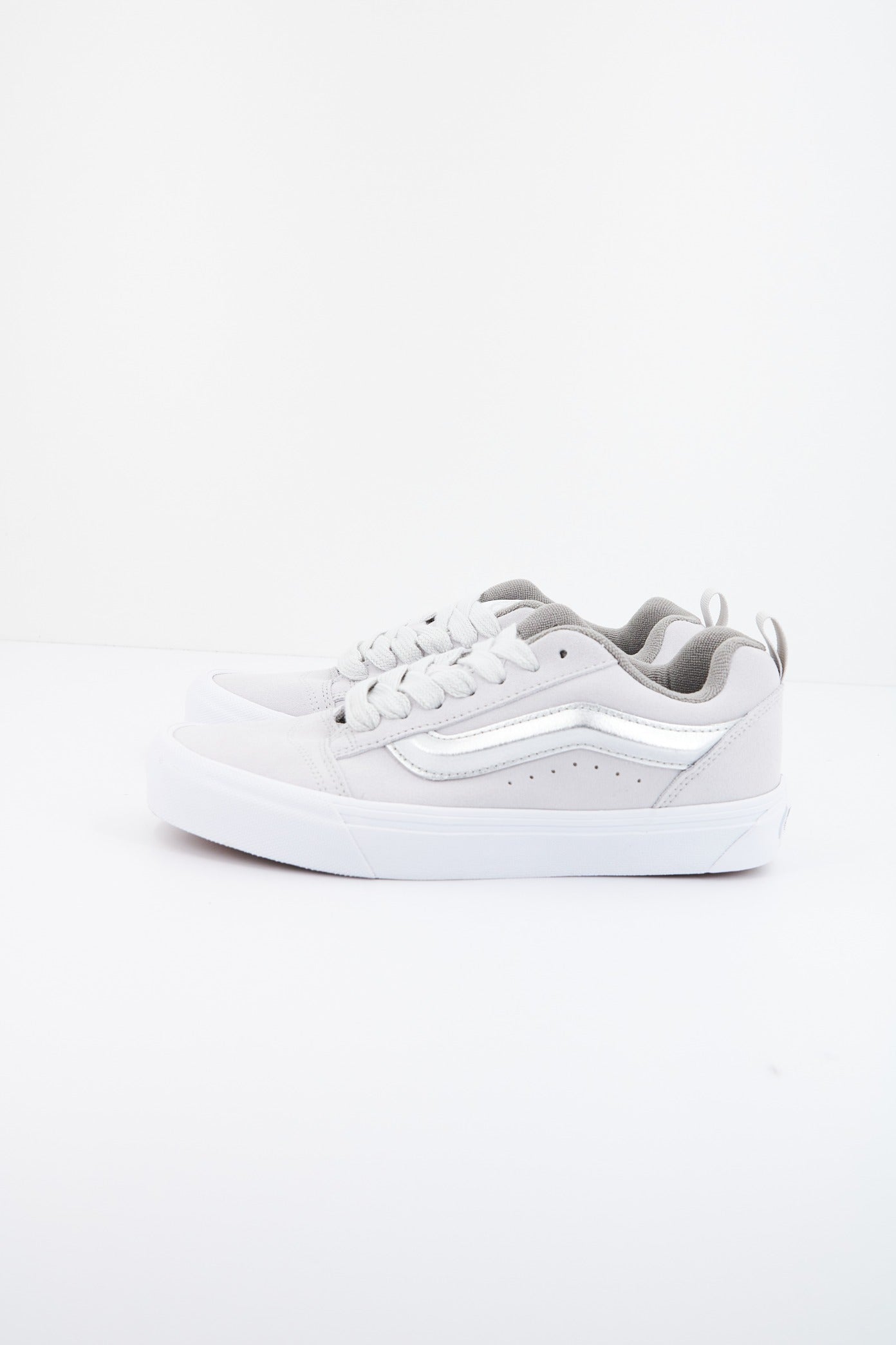 VANS KNU SKOOL en color GRIS  (1)