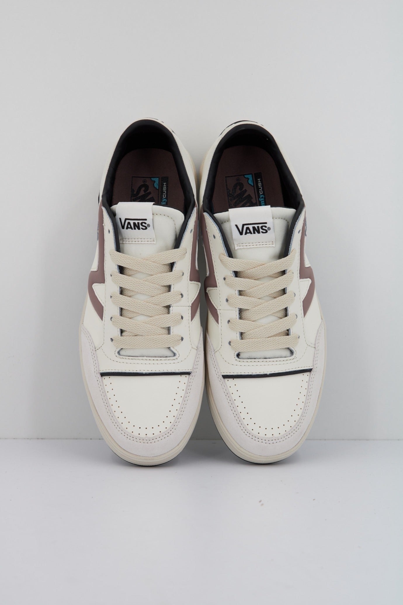 VANS LOWLAND CC JMP R VINTA en color BLANCO  (2)