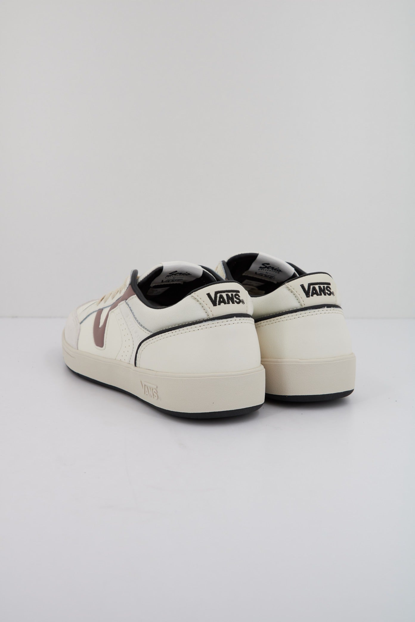 VANS LOWLAND CC JMP R VINTA en color BLANCO  (3)