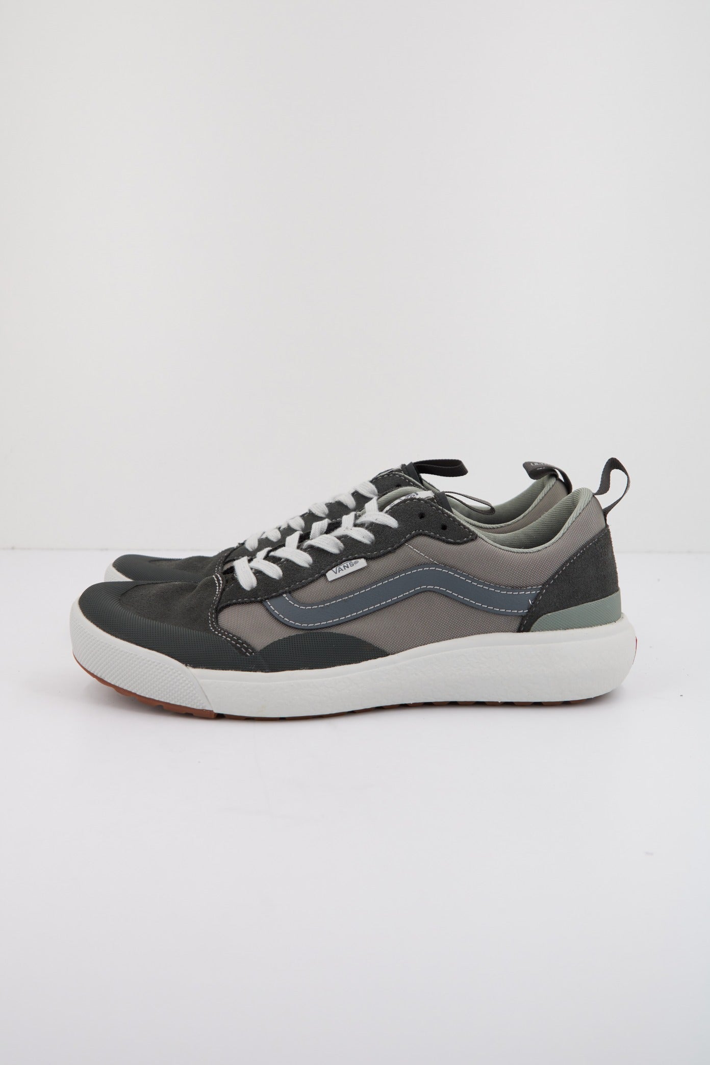 VANS ULTRARANGE EXO en color GRIS  (1)