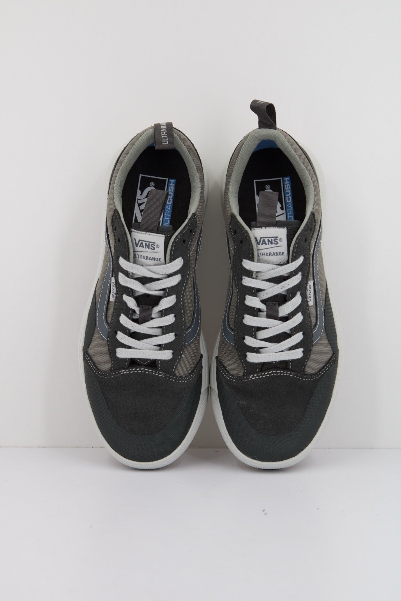 VANS ULTRARANGE EXO en color GRIS  (2)