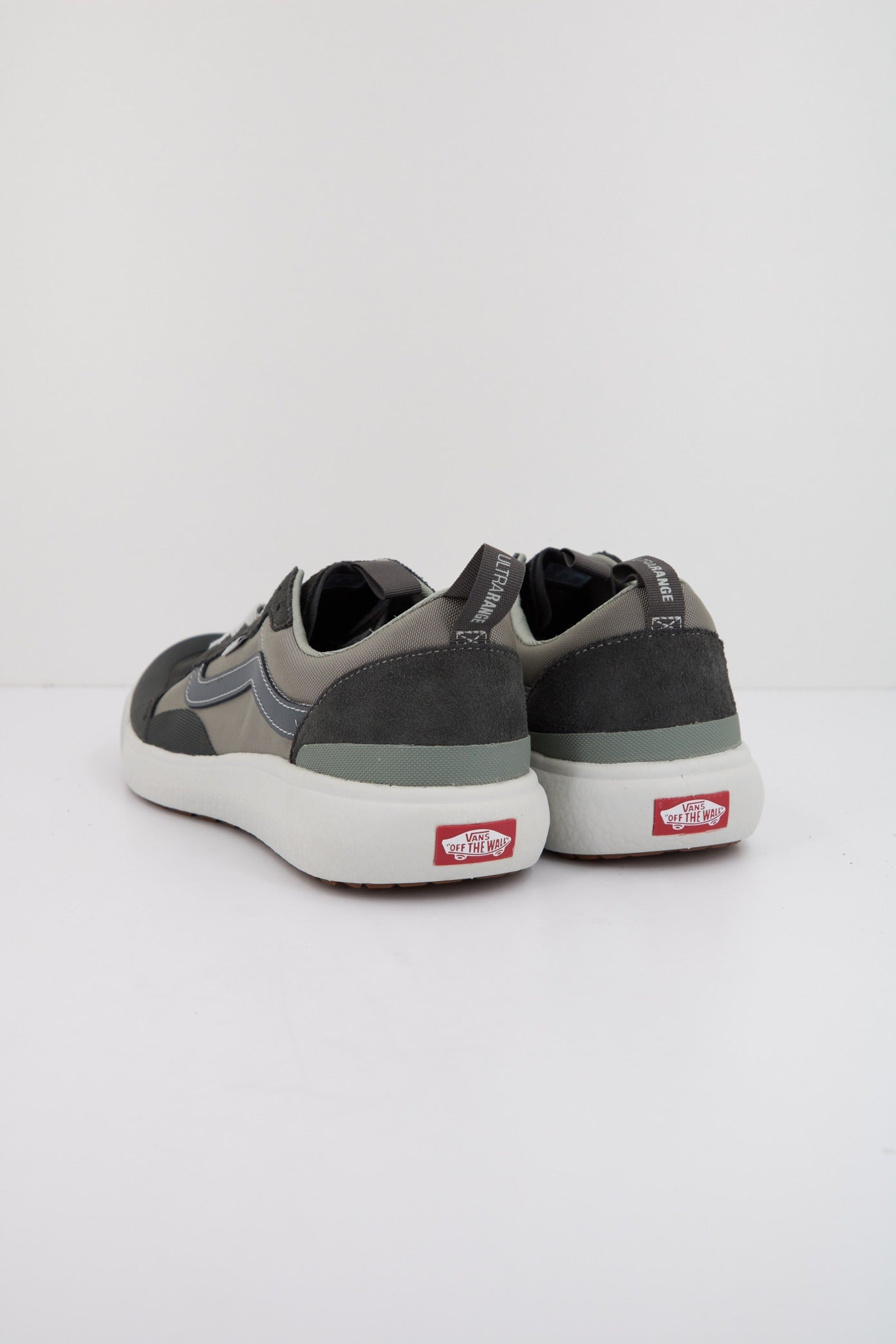 VANS ULTRARANGE EXO en color GRIS  (3)