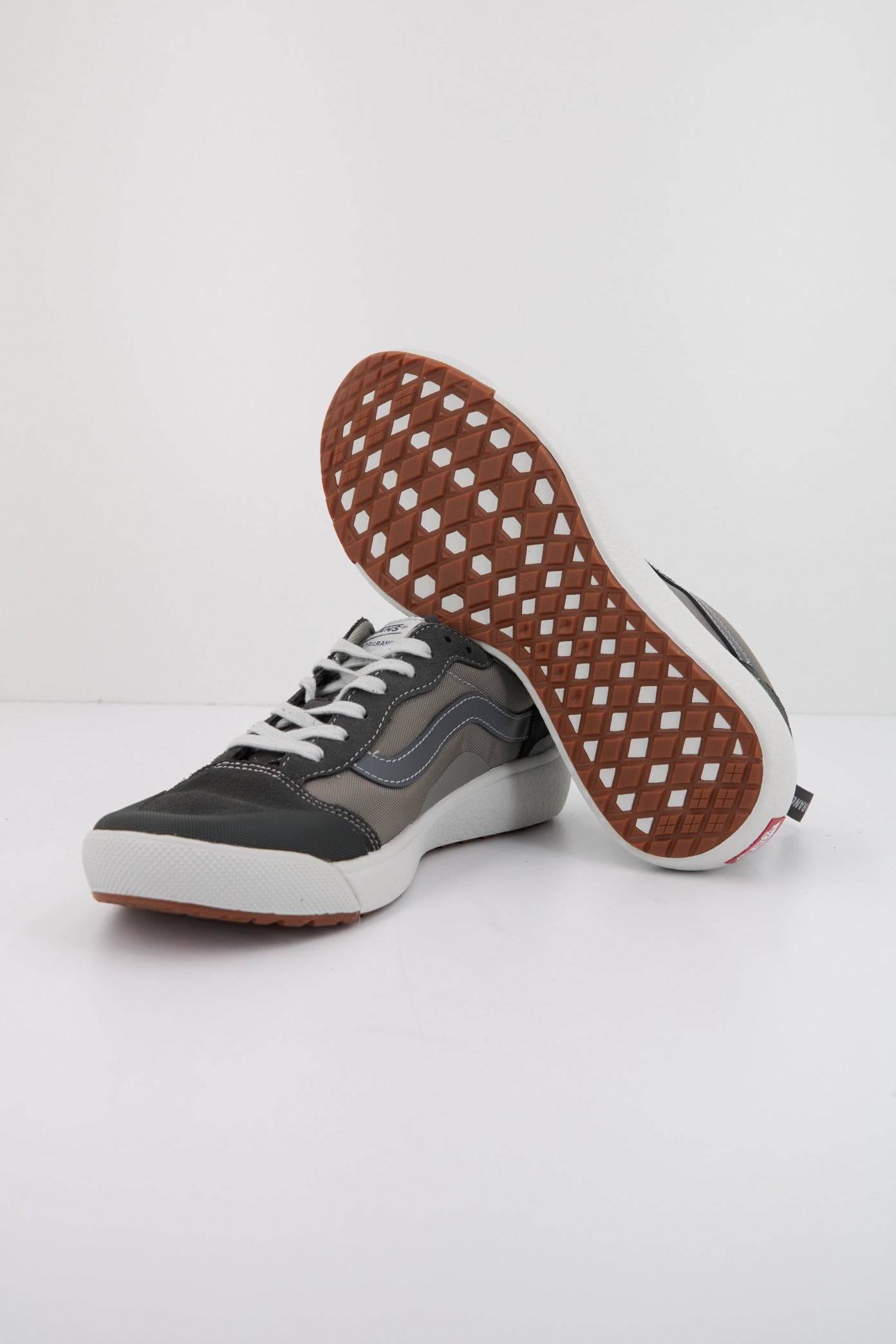 VANS ULTRARANGE EXO en color GRIS  (4)