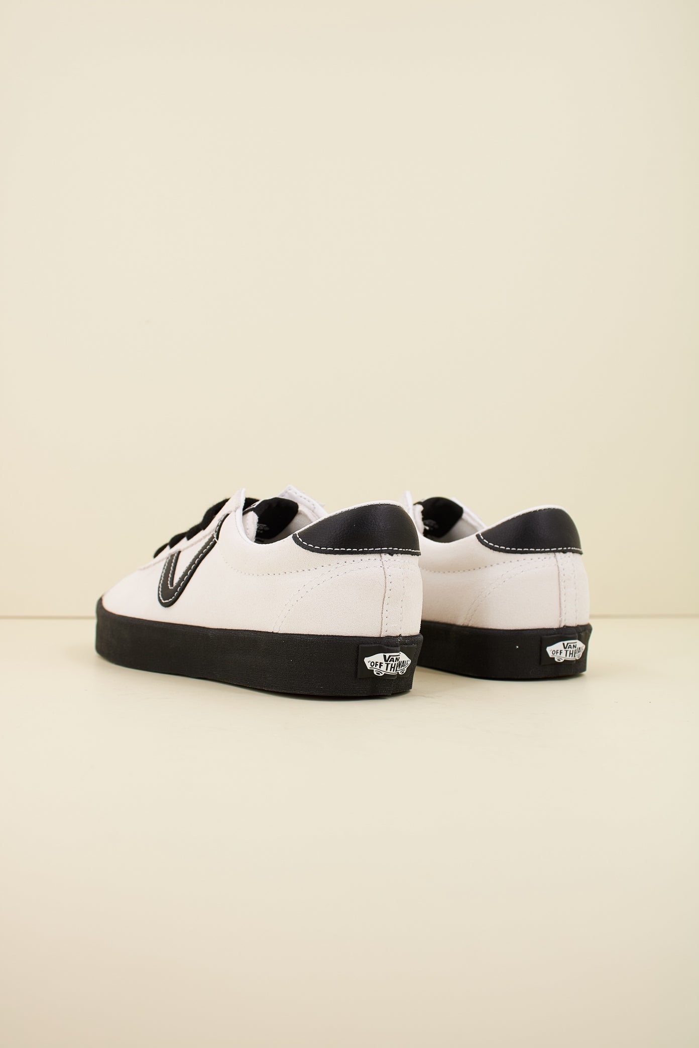 VANS SPORT LOW SUEDE en color BLANCO  (3)