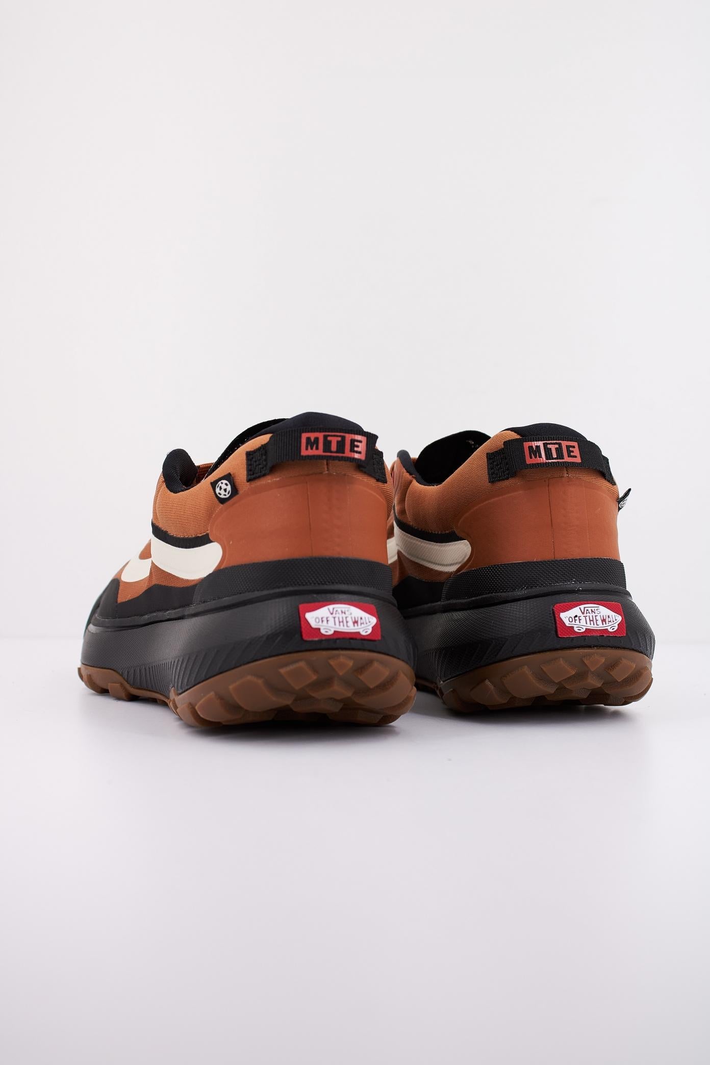 VANS  MTE CROSSPATH en color MARRON  (4)