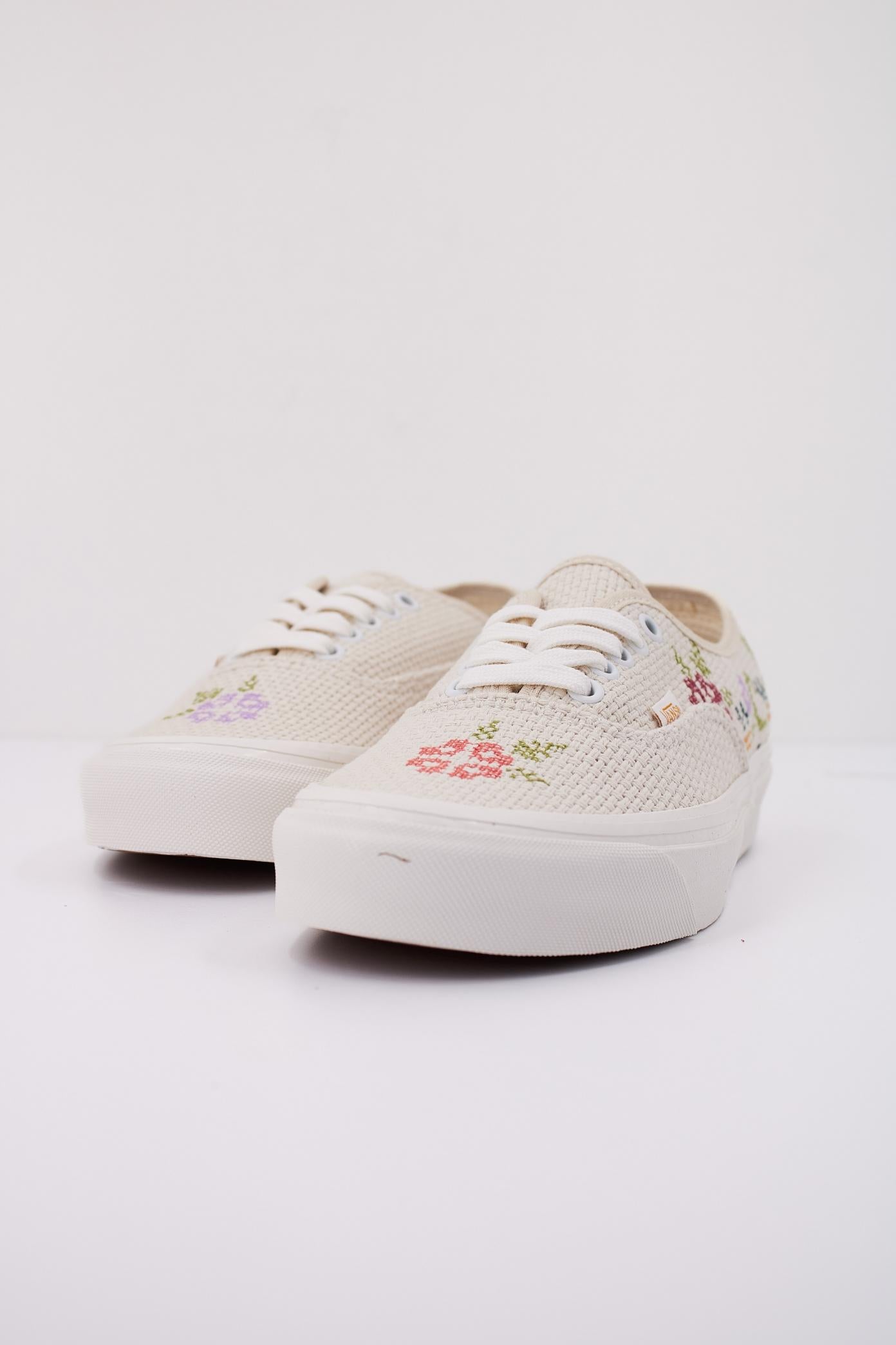 VANS UA AUTHENTIC  DX STI en color BLANCO  (2)