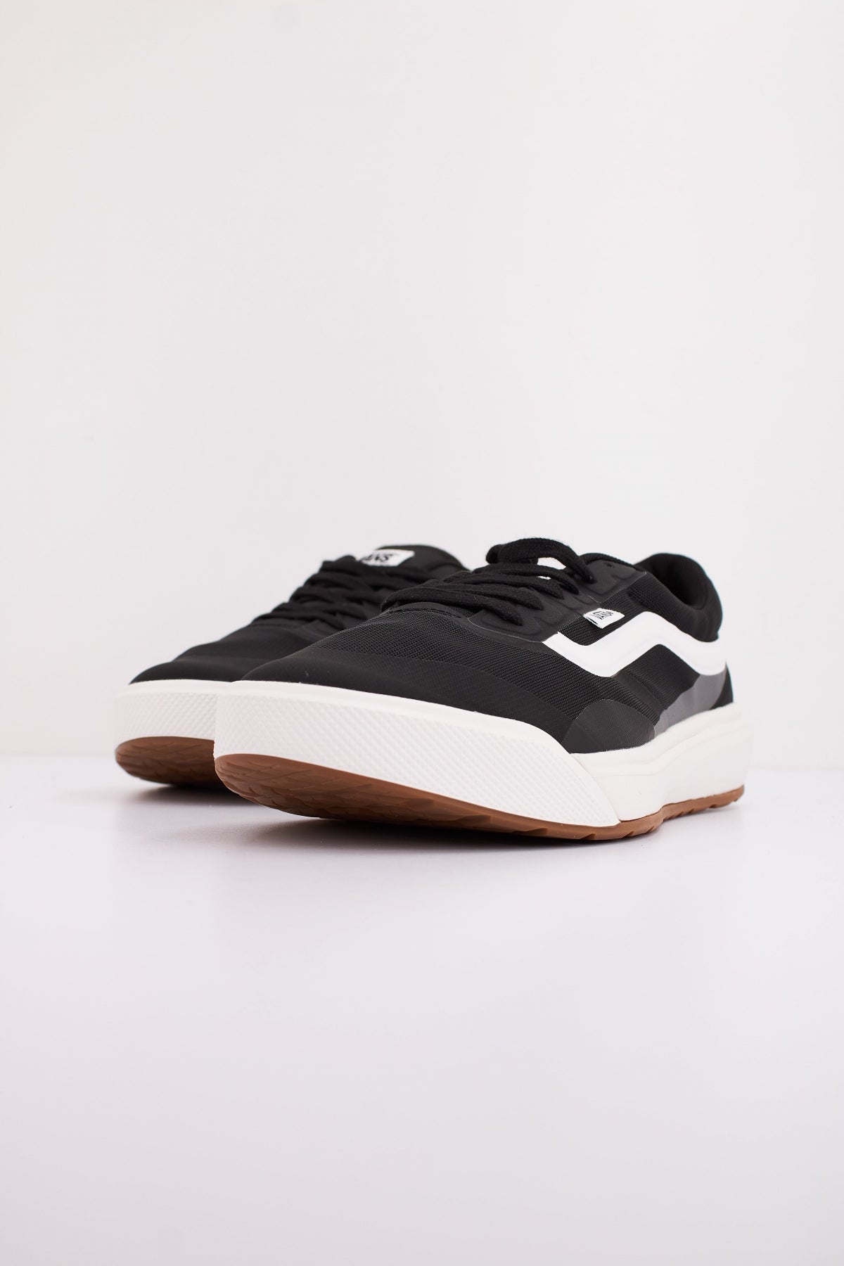 VANS MTE ULTRARANGE en color NEGRO  (2)