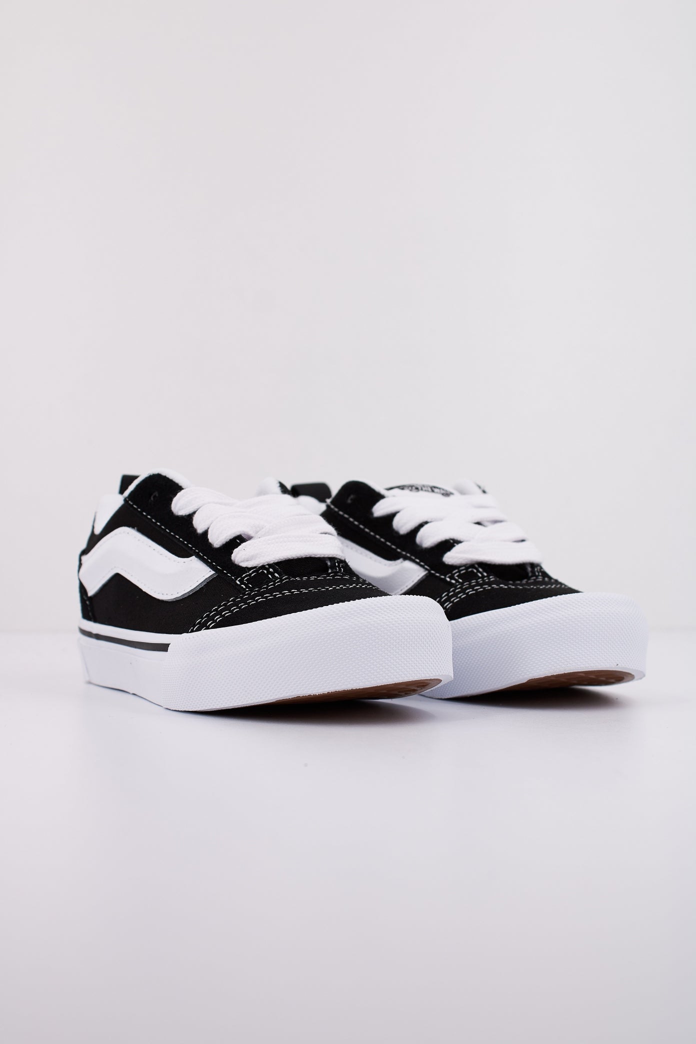 VANS KNU SKOOL en color NEGRO  (2)