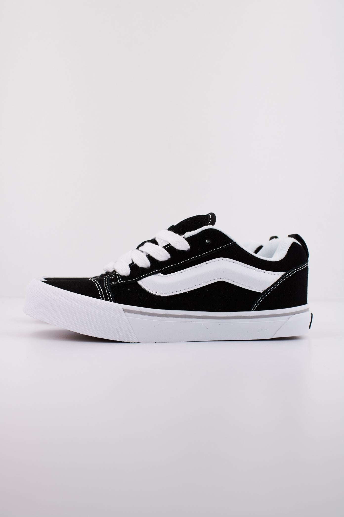 VANS KNU SKOOL en color NEGRO  (1)