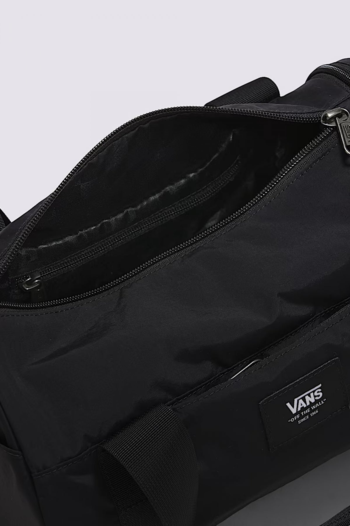 VANS  BARRELED MIDI BAG en color NEGRO  (4)