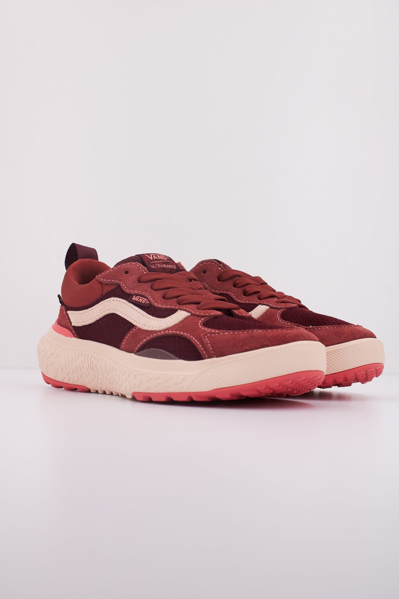 VANS MTE ULTRARANGE NEO VR en color BURDEOS  (2)