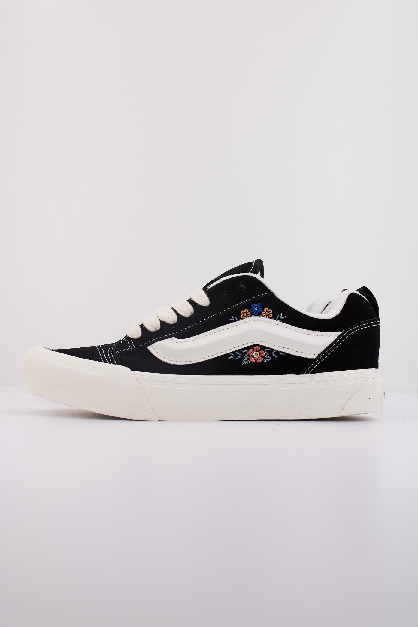 VANS KNU SKOOL en color NEGRO  (1)